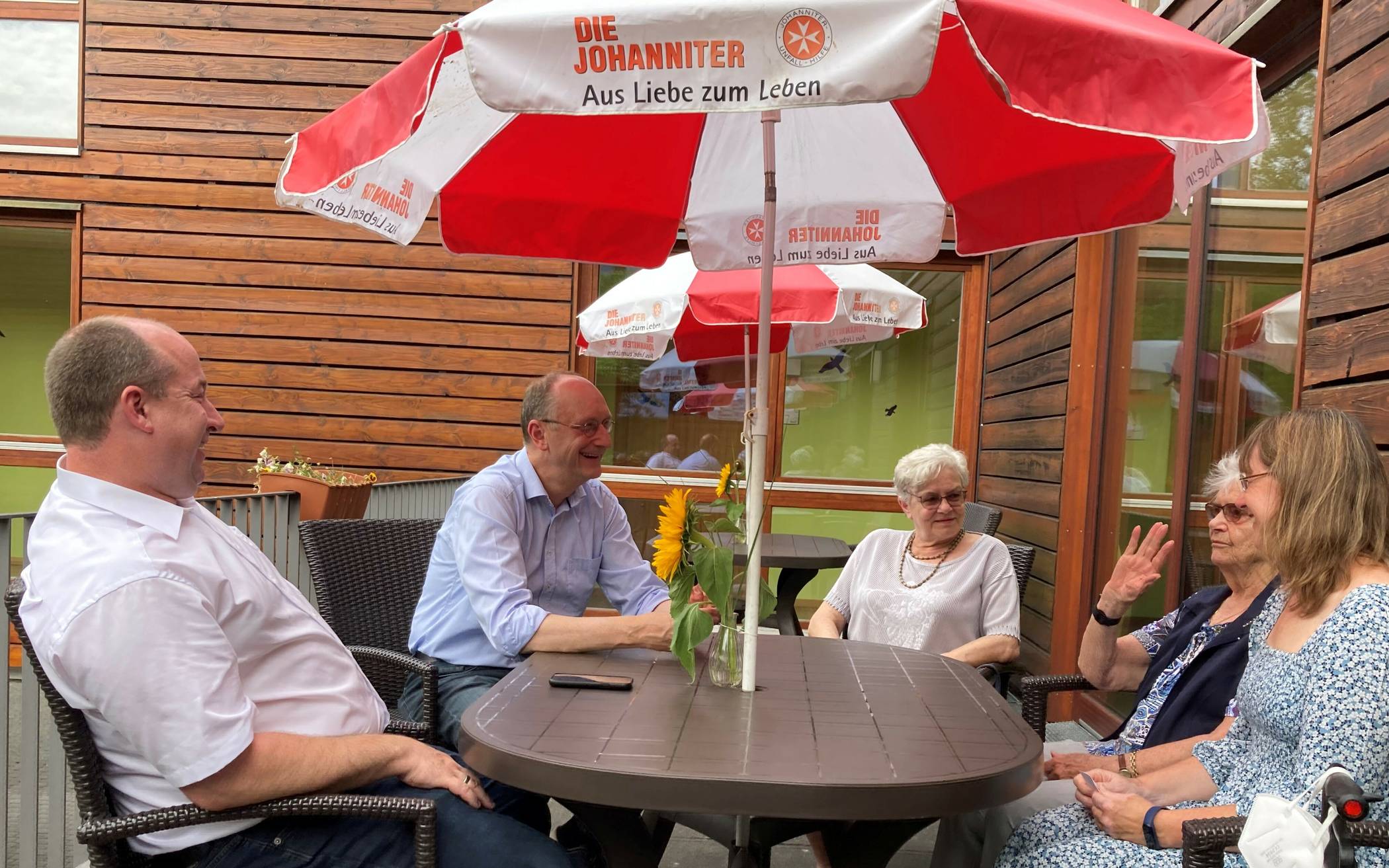  Lebendiger Austausch in der Begegnungsstätte: Dr. Klaus Wiener (2. V. l.) zu Besuch im Johanniter-Haus Erkrath. 