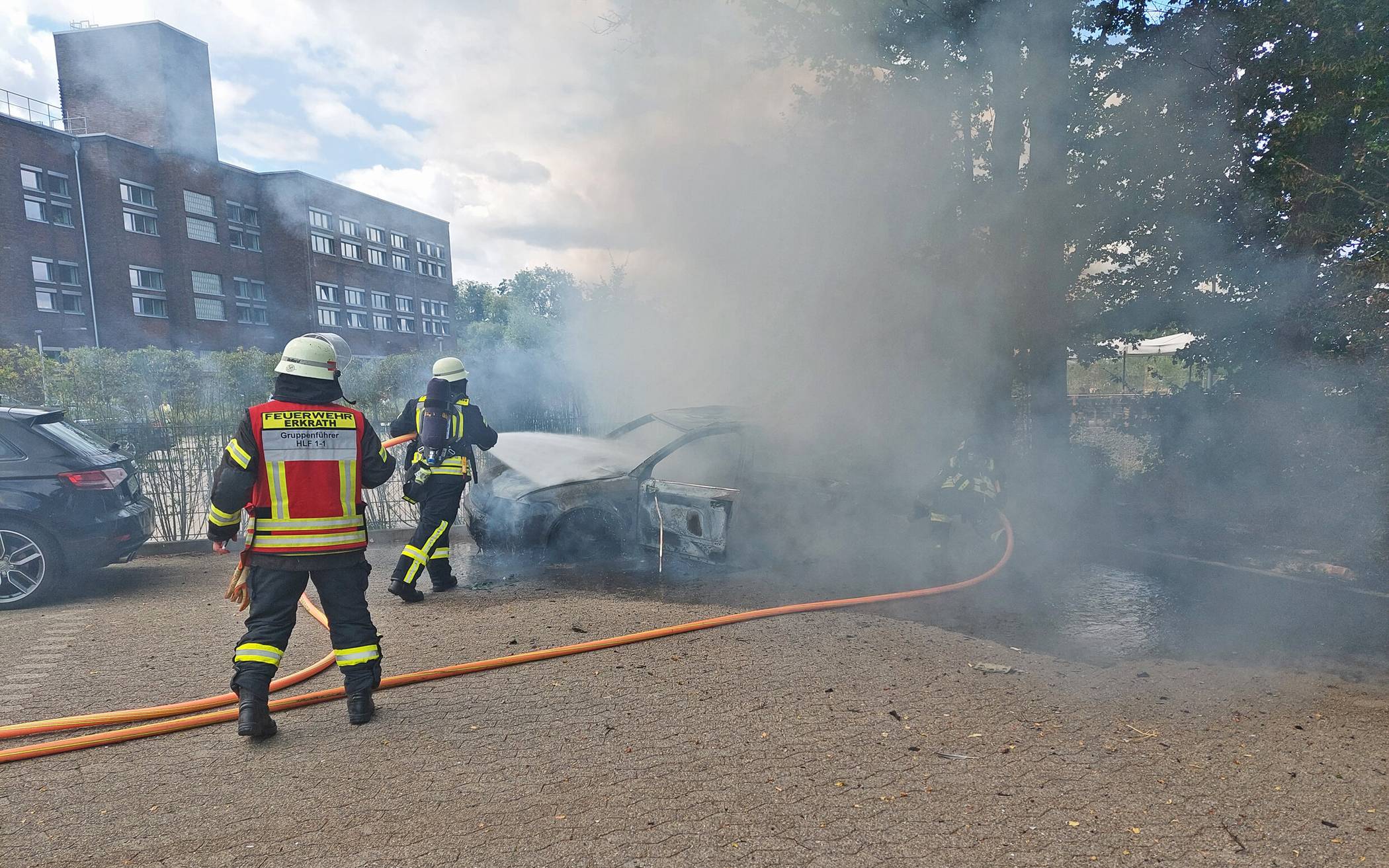  Der PKW-Brand auf dem Gerberplatz in Erkrath. 