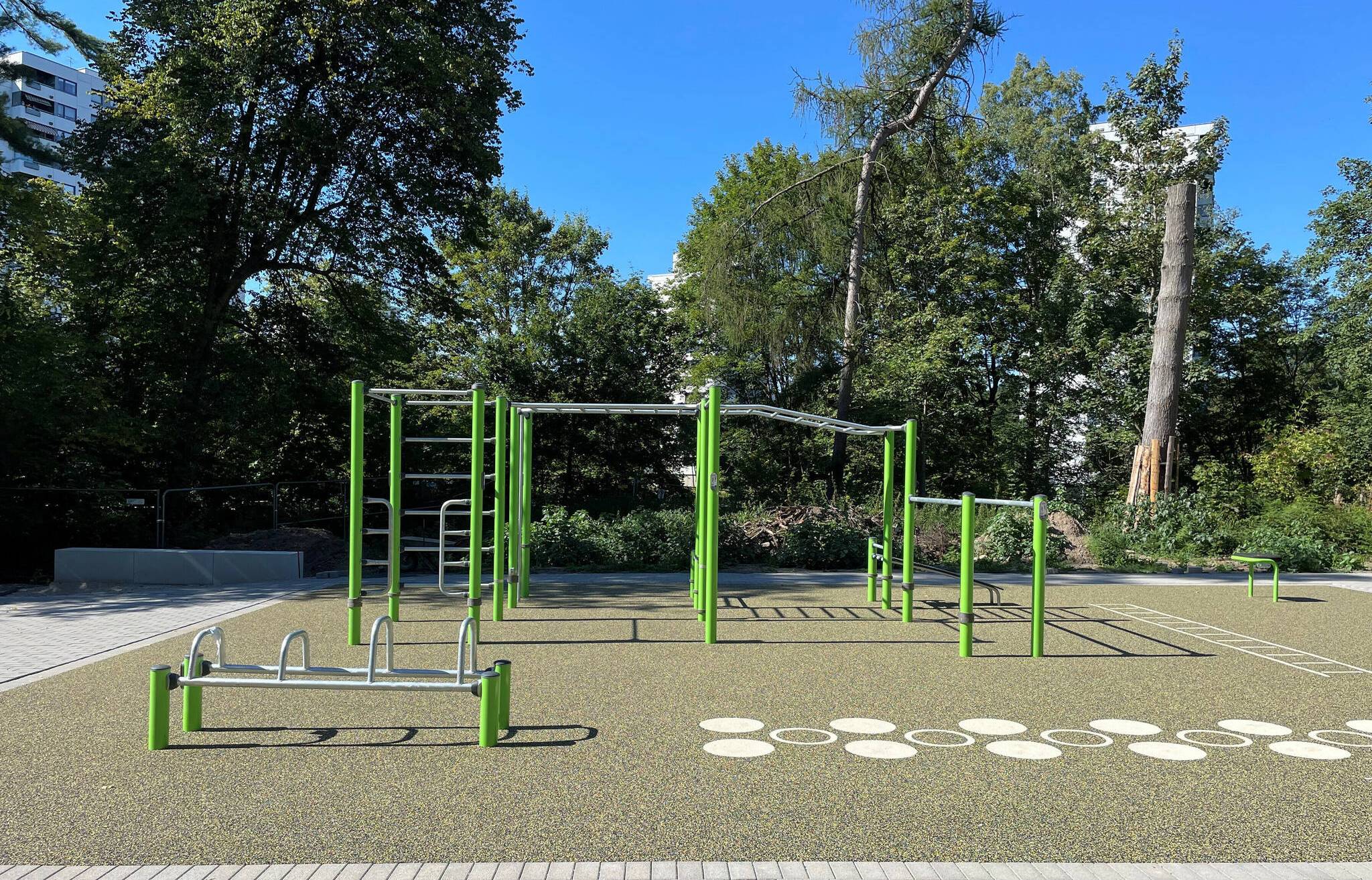 Erste Elemente der Calisthenics-Anlage stehen bereits.