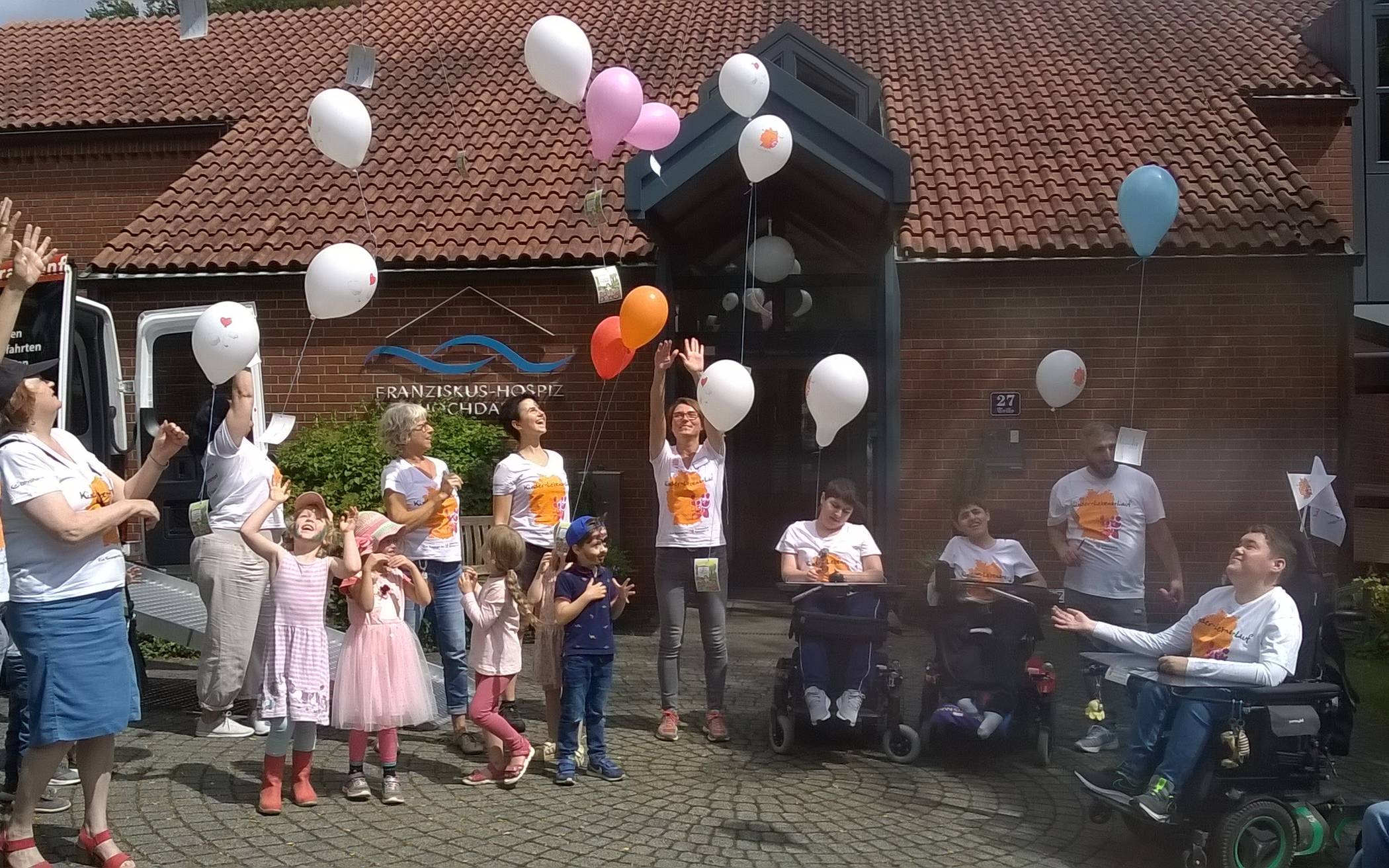  Luftballonstart am Franziskus-Hospiz Hochdahl.  