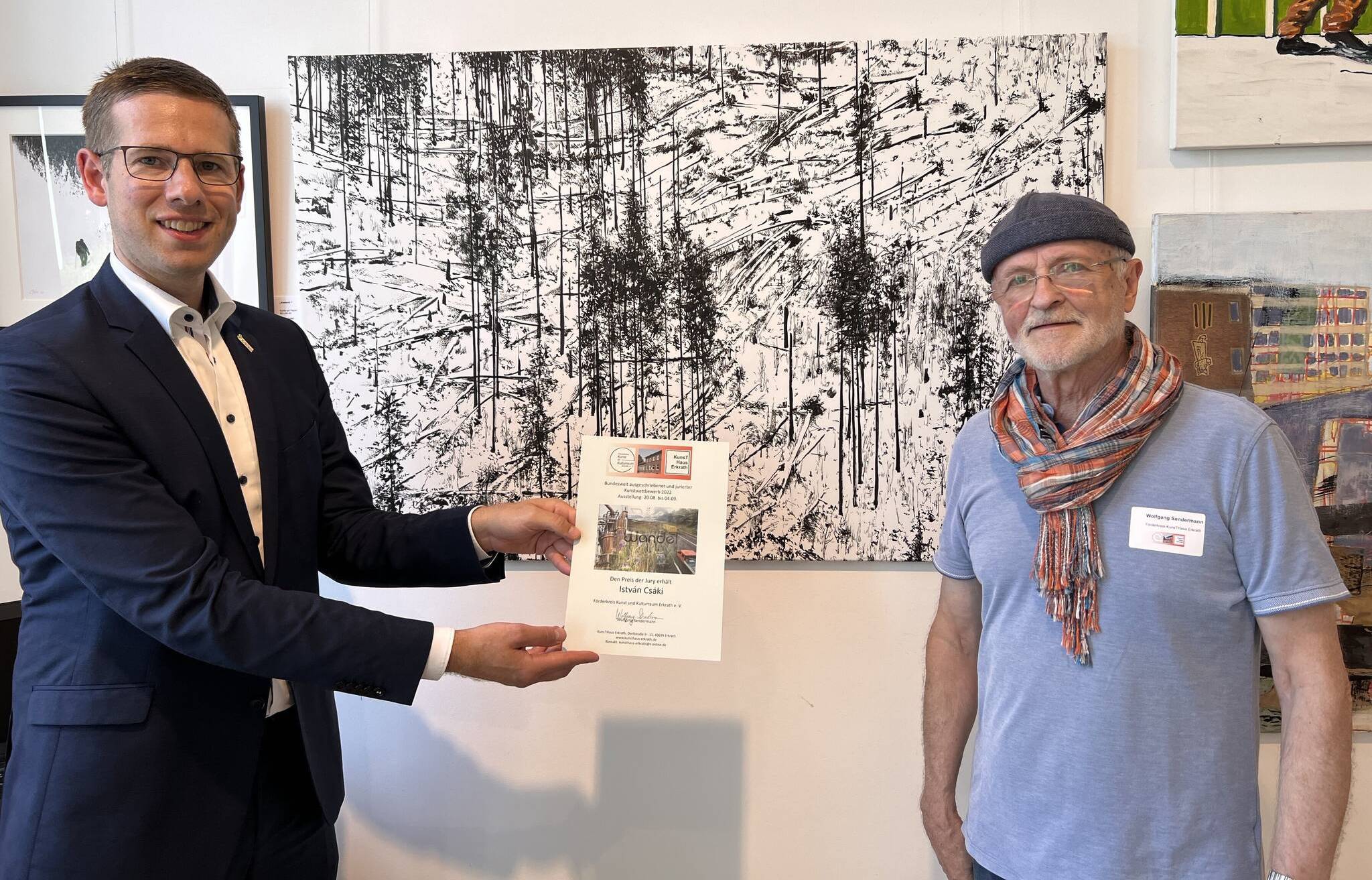  Bürgerneister Christooph Schultz (li.) zusammen mit Wolfgang Sendermann (Kunsthaus Erkrath) und der Urkunde zum Jurypreis an den Künstler István Csáki. 