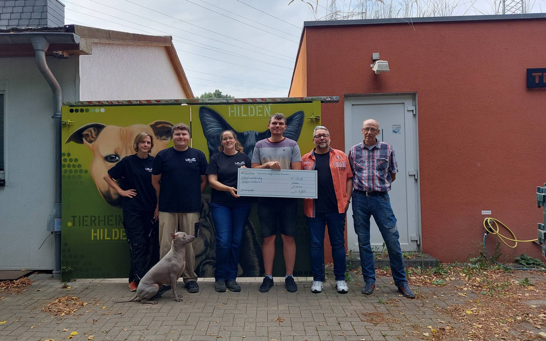  (v.li.) Claudia Zupan (Tierpflegerin), Jan Knott (Tierpfleger) mit Hündin Siah, Svenja Switala (Tierheim Leitung), Dennis Müller, Andreas Stach (Spender) sowie Günter Dehnert, Vorstand Tier- und Naturschutzverein Hilden e. V.  