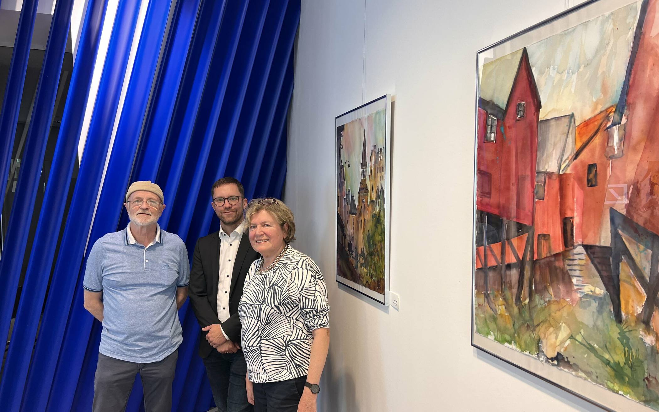  (v.li.) Wolfgang Sendermann vom Kunsthaus Erkrath zusammen mit Stephan Thulke von der Deutschen Bank in Alt-Erkrath und Künstlerin Margit Seiwert.  