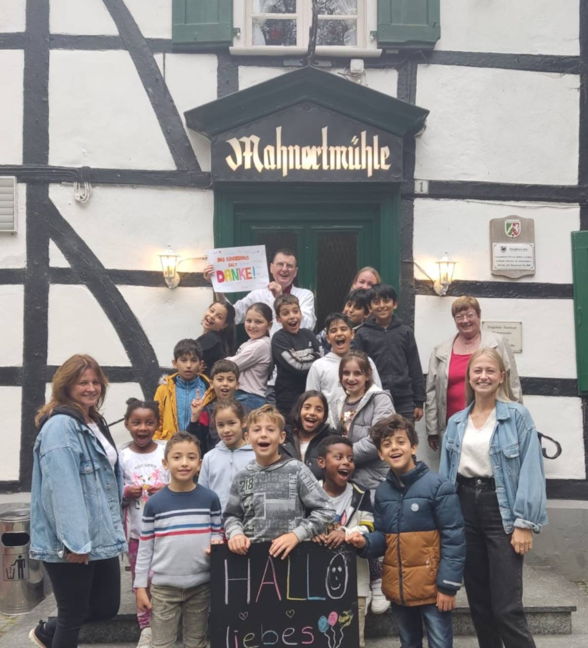  Auf Einladung von Besitzer Paul Dickel sowie Ober Khalid besuchten einige Kinder vom Kinderhaus Sandheide das Restaurant Mahnertmühle in Haan für ein wahres Festmahl. 
