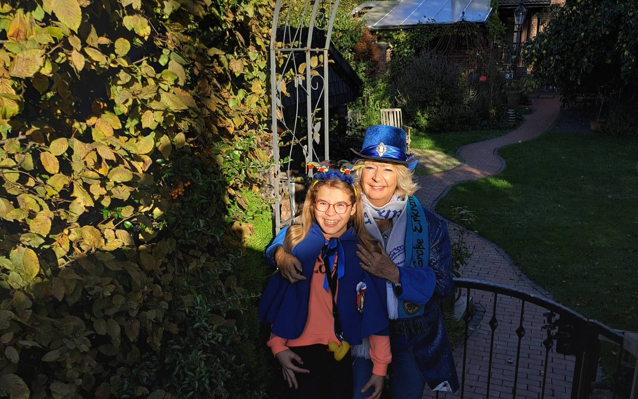  Erkraths Hoppeditzin Sabine Lahnstein zusammen mit Kinder-Hoppeditzin Laura Hucklenbroich. 