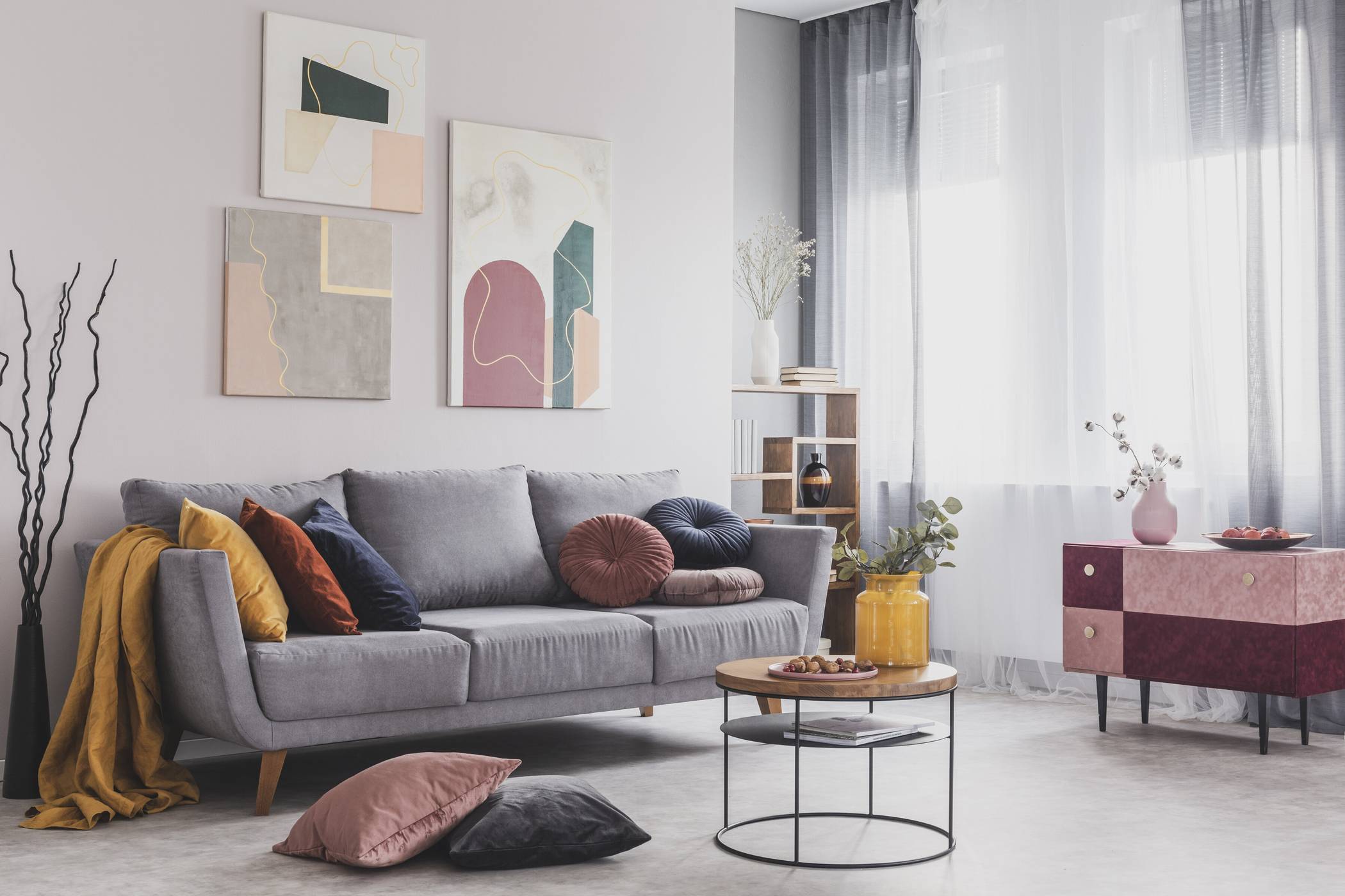 Harmonische Farbgestaltung mit bewusst gesetzten Akzenten macht das Zuhause gemütlich.