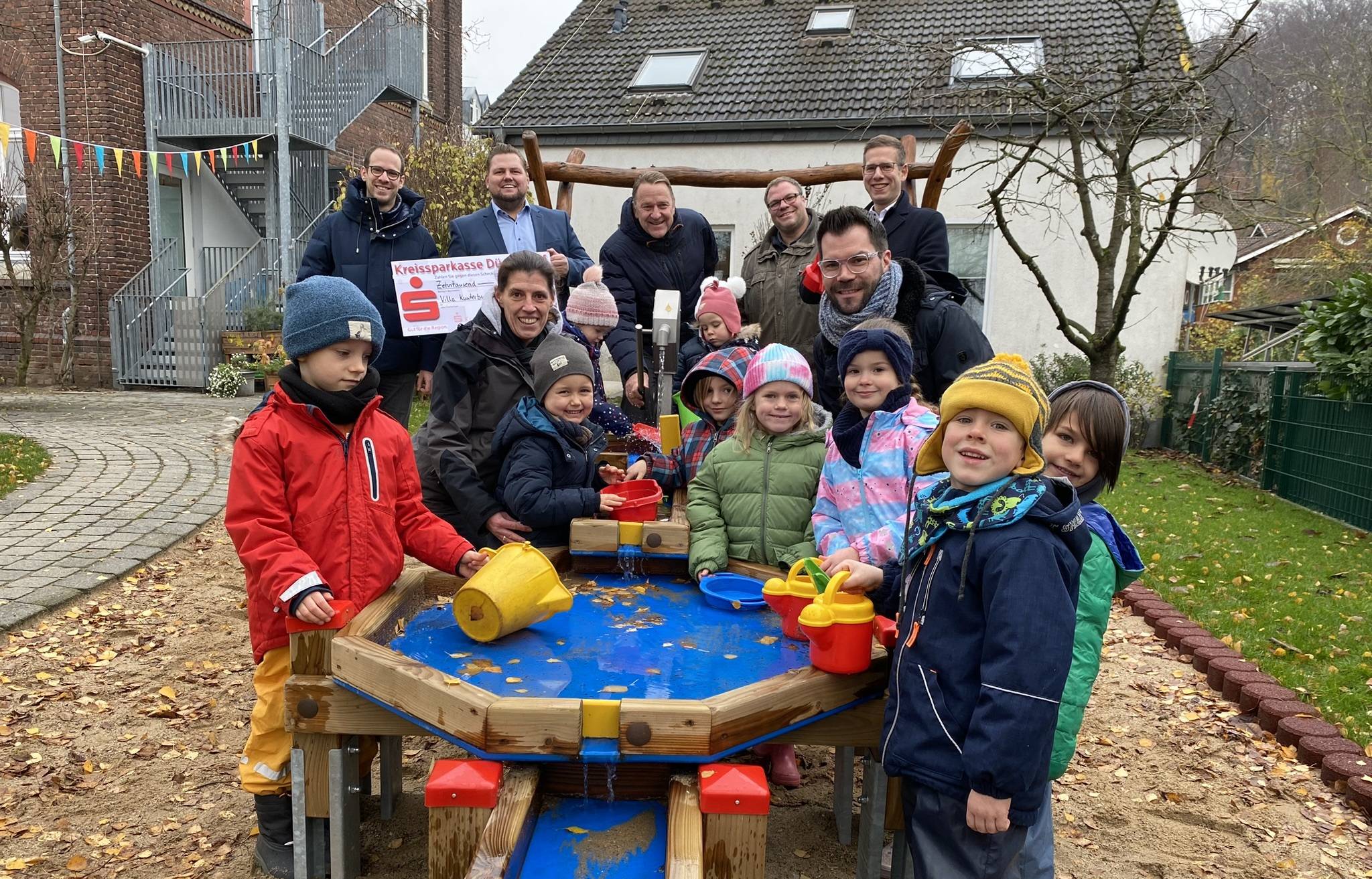  Auf dem Foto hinten: Matthias Meuter (Finanzvorstand Villa Kunterbunt), Christoph Kuhrau (Leiter Beratungs-Center Erkrath), Christoph Wintgen (Vorstandsvorsitzender KSK Düsseldorf), Philipp Kloevekorn (1. Vorsitzender Villa Kunterbunt) und Bürgermeister Christoph Schultz sowie die Erzieher Michael Tesche und Patricia Hasselmann und natürlich die Kinder. 