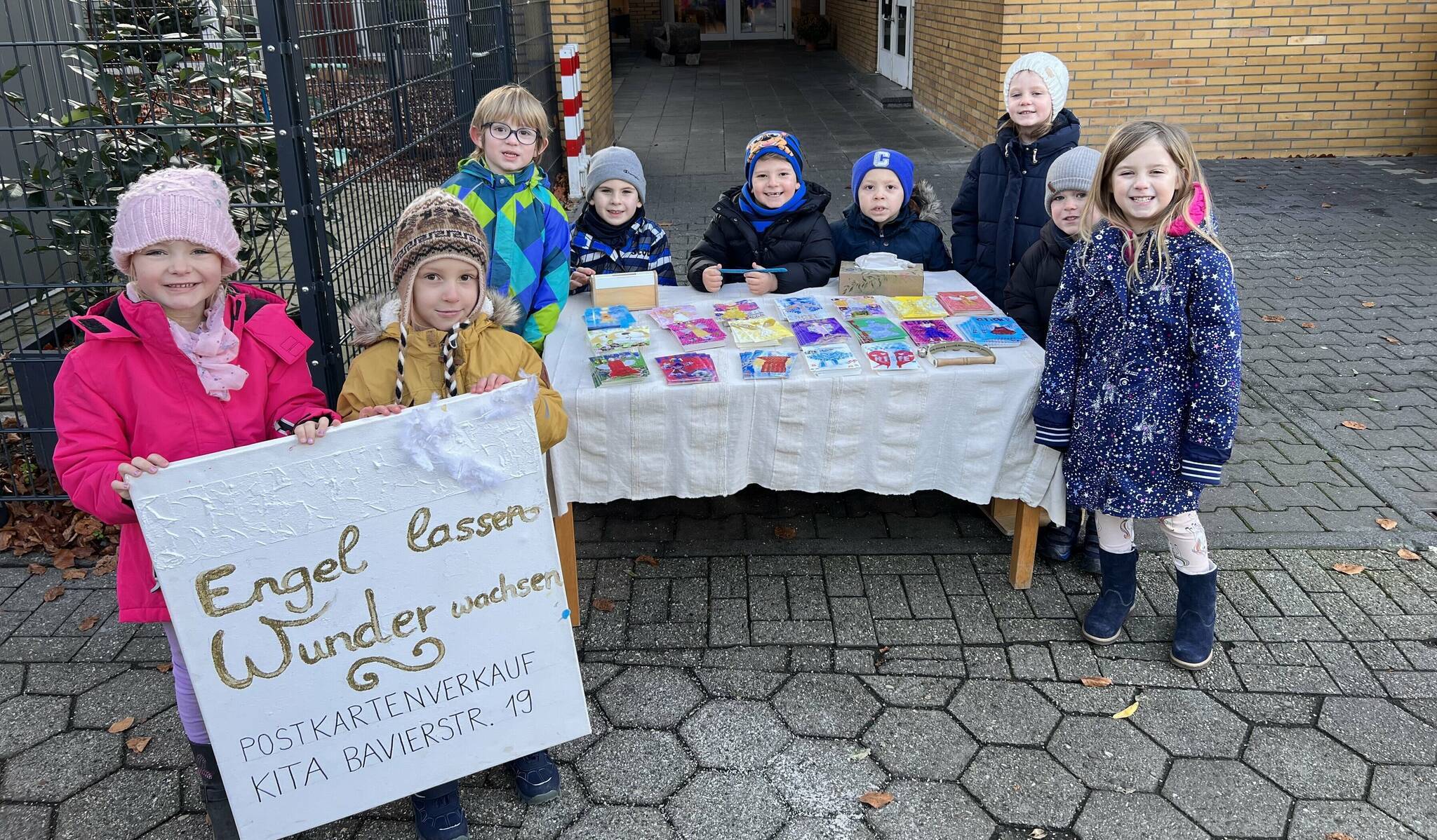 Die Vorschulkinder der Kita Bavier verkaufen selbst gemachte Weihnachtskarten für den guten Zweck.  