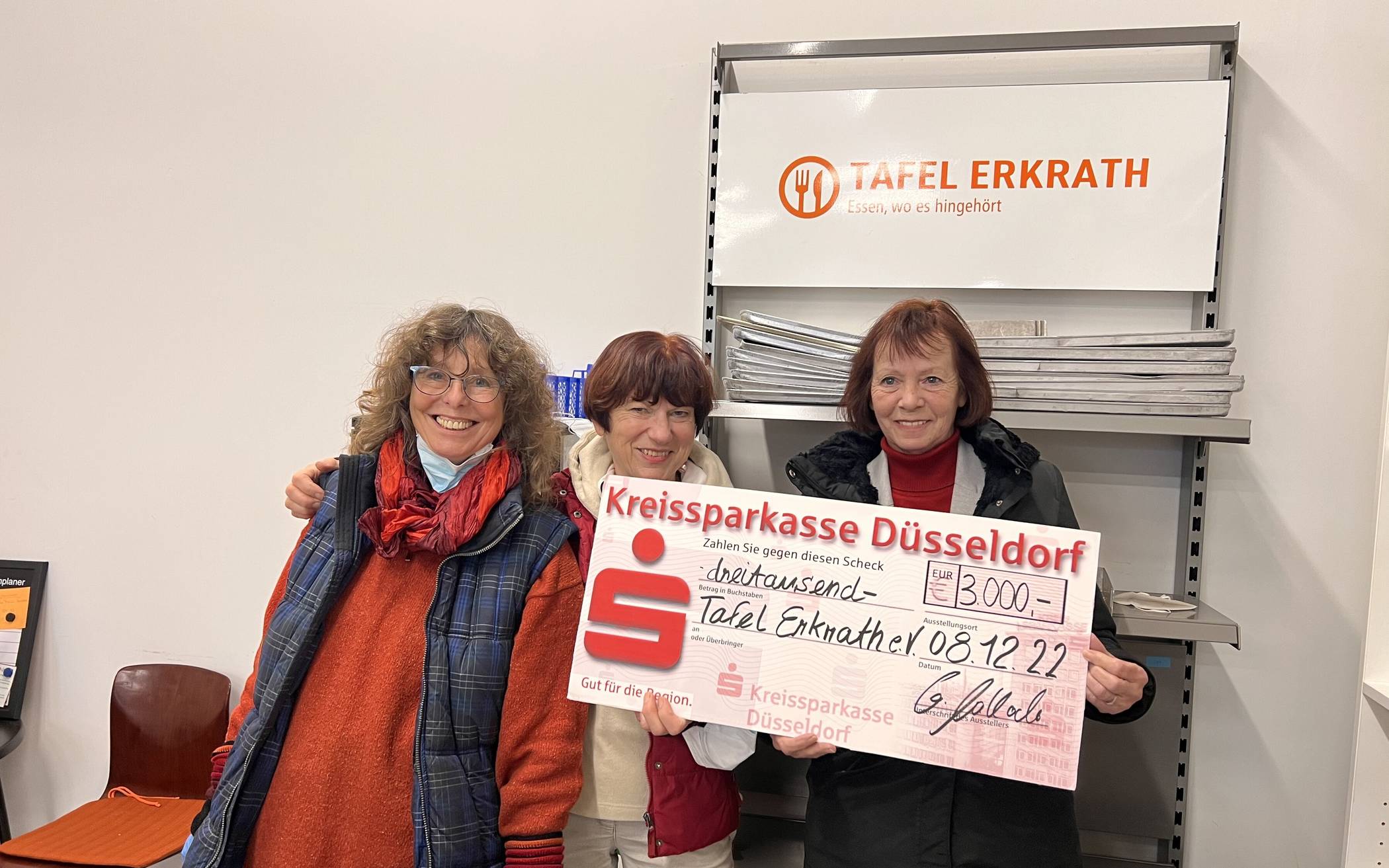  (v.li.) Renate Reys (Ehrenamtlerin), Angéla Vogelsang (2. Vorsitzende des Tafel Erkrath) und Angelika Greschke (Bezirksleitung für Düsseldorf und Erkrath der TR PLUS Gebäudereinigung GmbH) mit dem Spendenscheck über 3000 Euro an die Tafel Erkrath. 