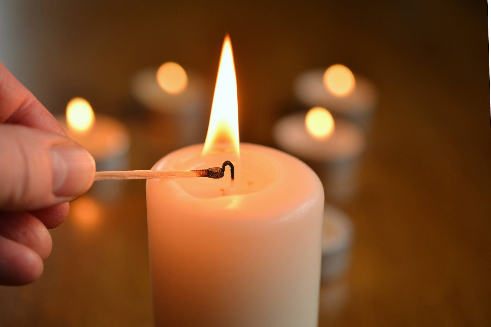 Kerzenreste für die Ukraine