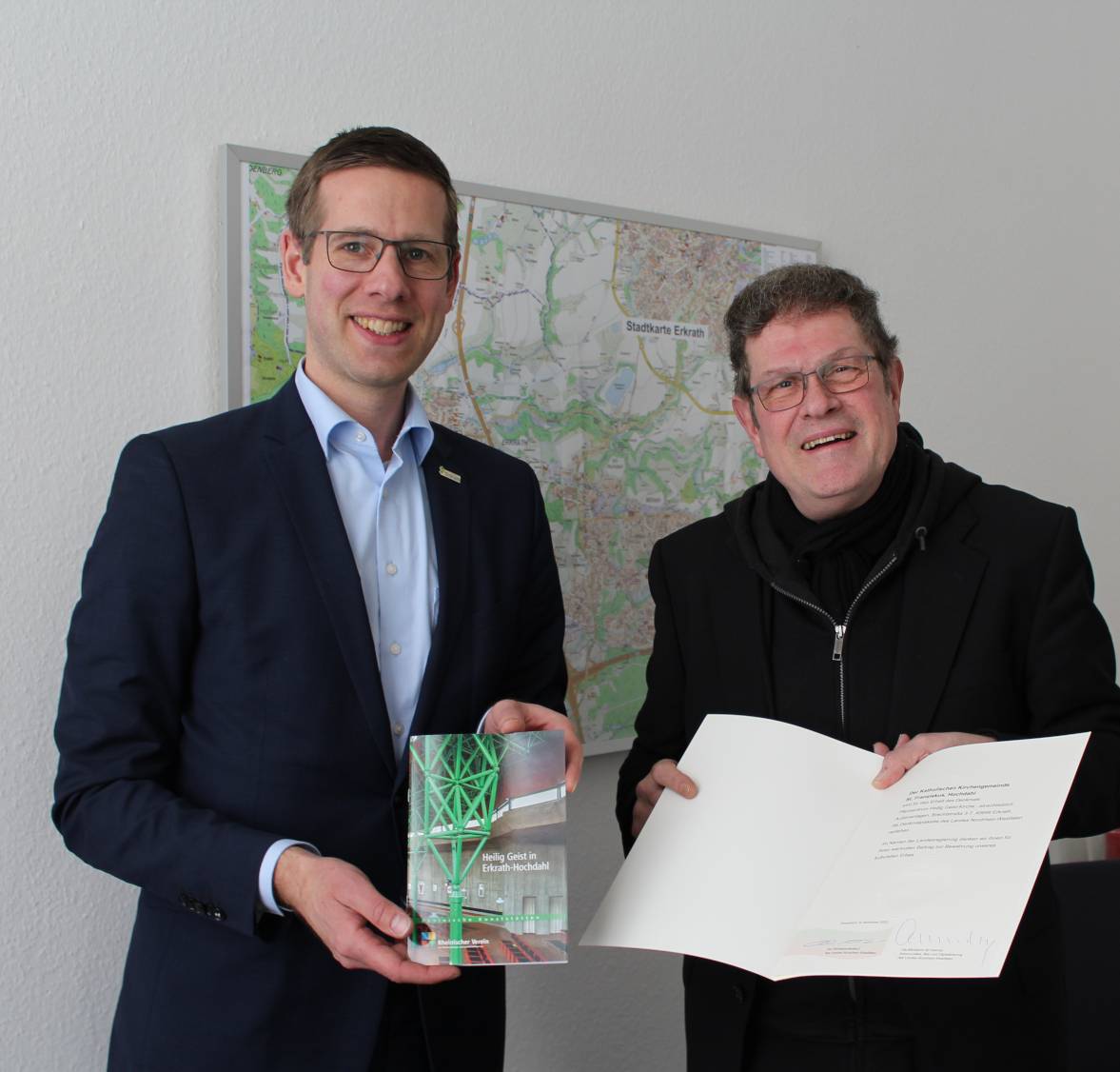 Bürgermeister Christoph Schultz (l.) überreicht Pfarrer