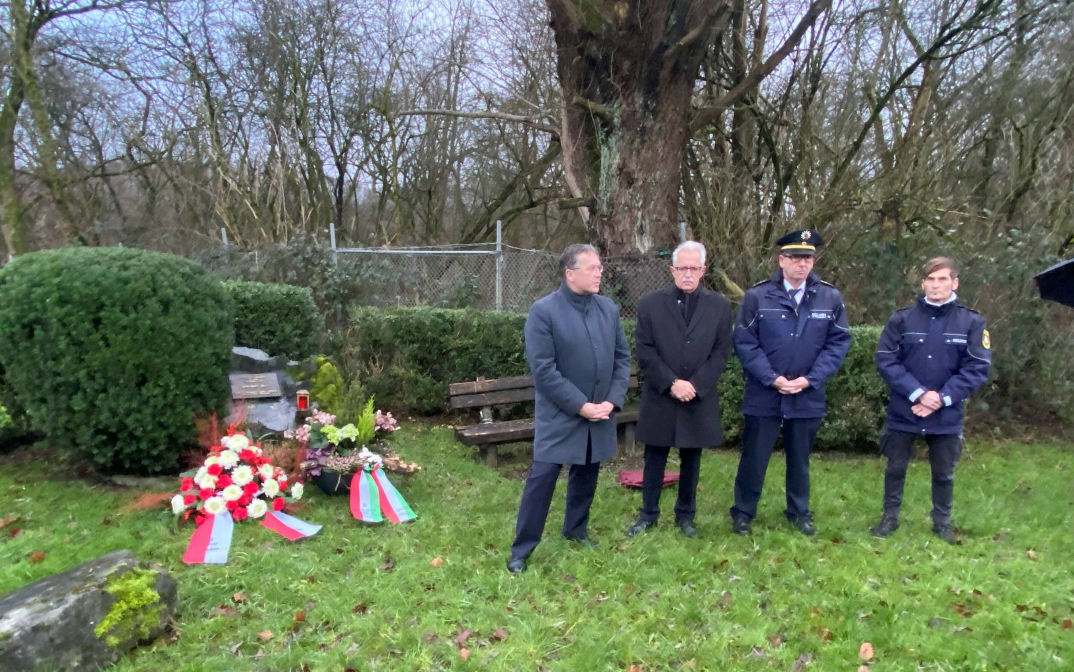  (von links nach rechts): Bürgermeister Rainer Ritsche, Landrat Thomas Hendele, der Abteilungsleiter der Polizei Leitender Polizeidirektor Thomas Schulte sowie der Polizeiseelsorger Dr. Dominik Schultheis ehrten den Verstorbenen. 