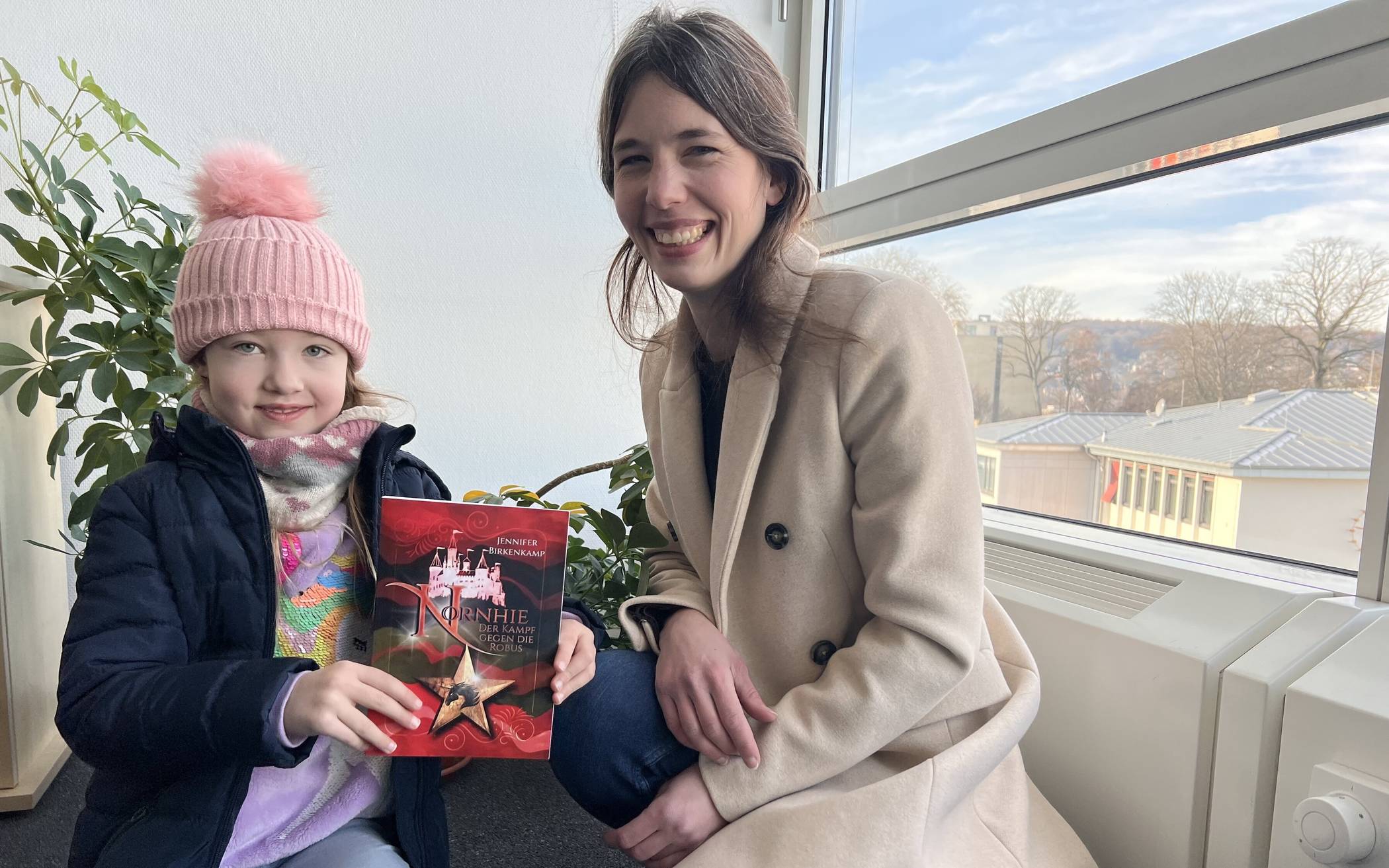  Buchautorin Jennifer Birkenkamp mit Tochter Mia (sieben Jahre). 