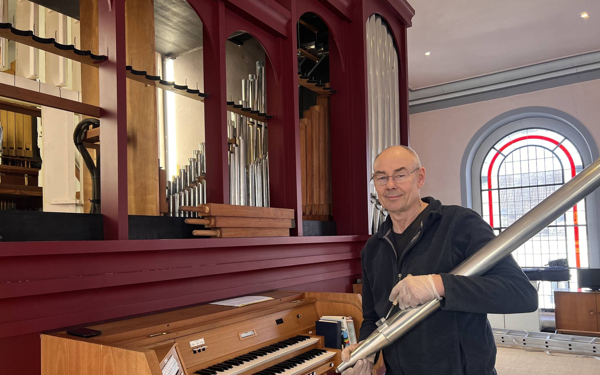 Orgelbauer Uwe Cantzler reinigt derzeit mit seinem Team die Orgel in der Evangelischen Kirche in Alt-Erkrath.