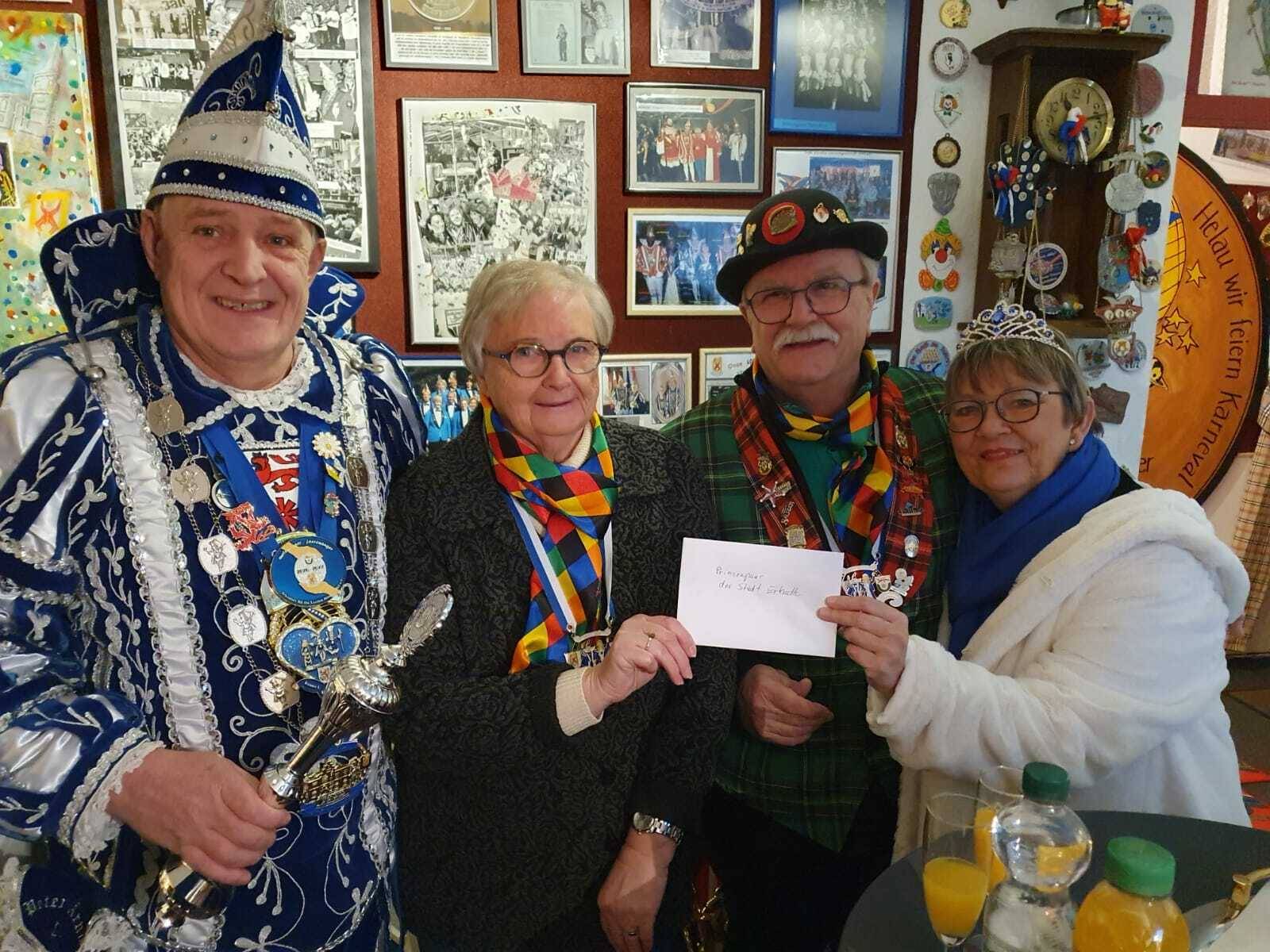(v.li.) Prinz Peter Arno I., Angelika Voges, Richard Voges (Karnevals-Archiv) und Prinzessin Hilde I.