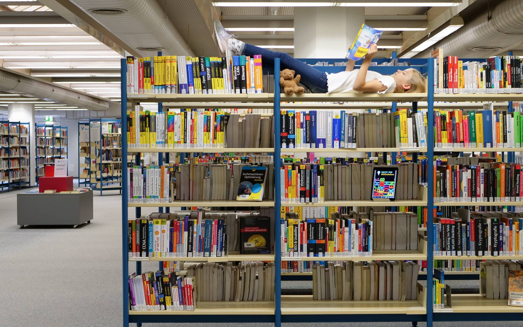 Buntes Rahmenprogramm lockt in die Bücherei im Bürgerhaus Hochdahl: „Grenzenlose Bücherei“ – Nacht der Bibliotheken in Erkrath