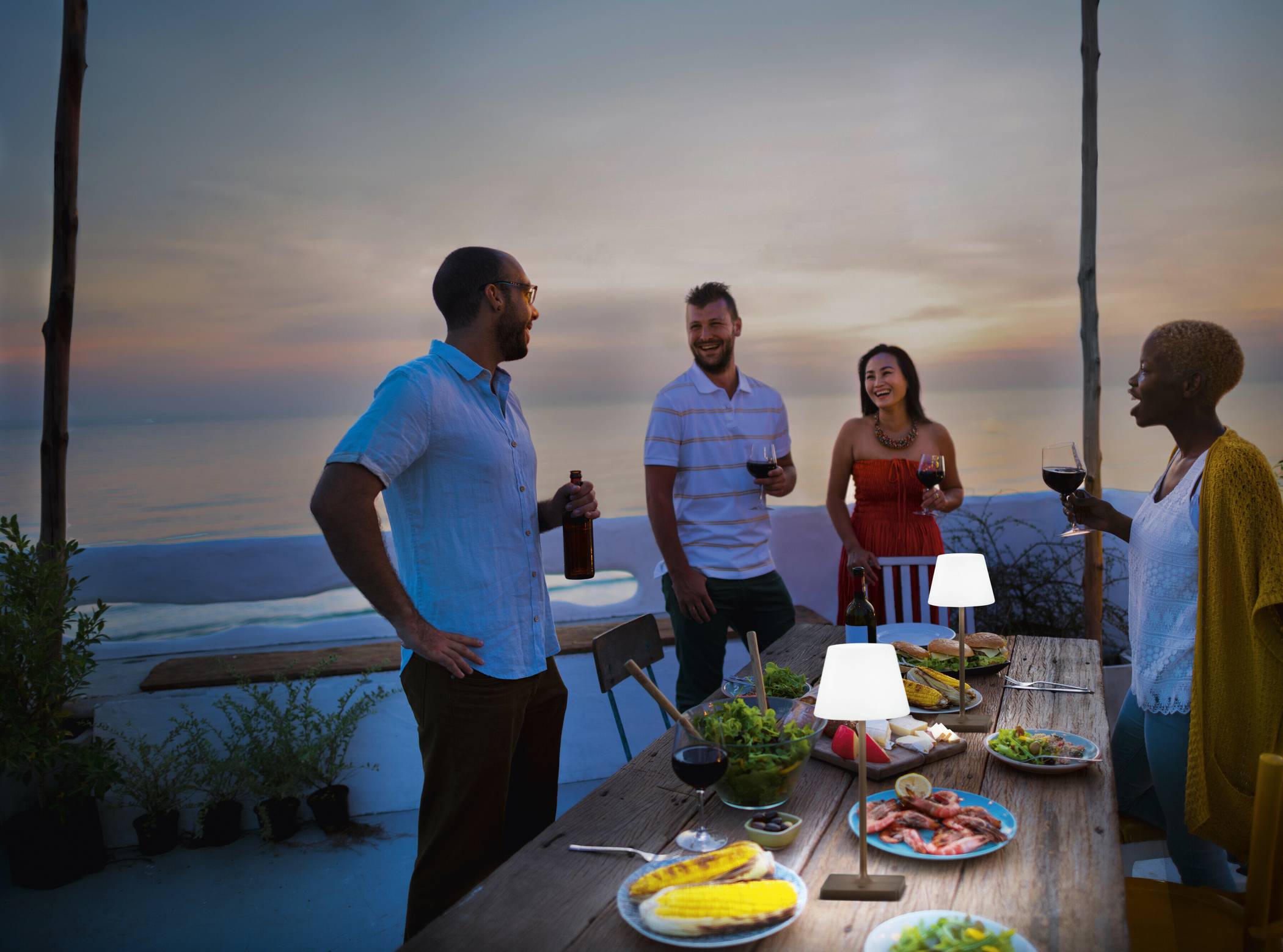  Mobile Tischlampen erhellen die Tafel nach Sonnenuntergang. 