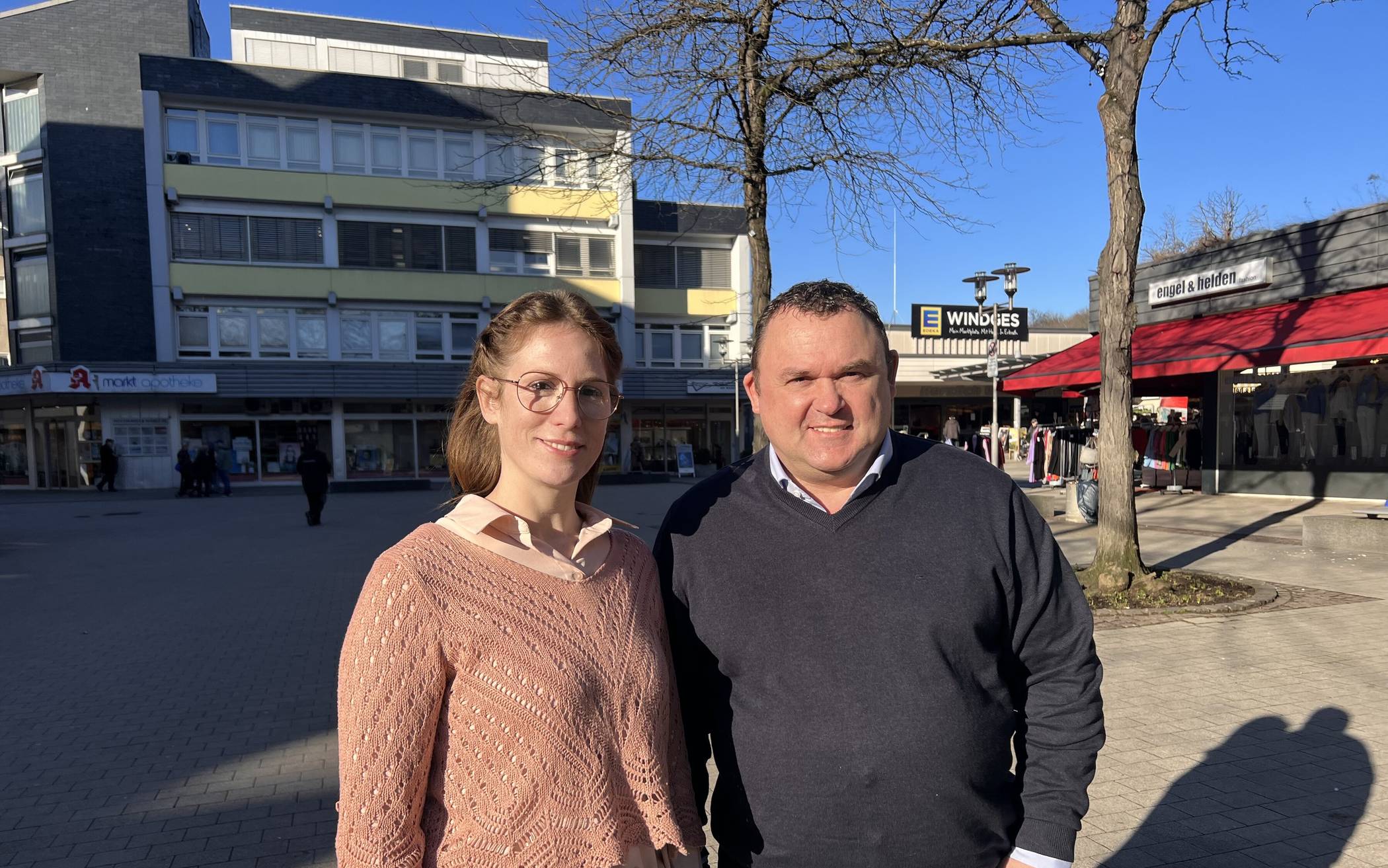 Vorsitzender Peter Stütz (Goldschmiede am Markt) und die zweite Vorsitzende Laura Frauenrath (Kleine Reise Welt) bilden gemeinsam mit Schatzmeister Joachim Lederer (Kreissparkasse Düsseldorf, nicht auf dem Foto) den neuen Vorstand der Werbegemeinschaft Hochdahler Markt.