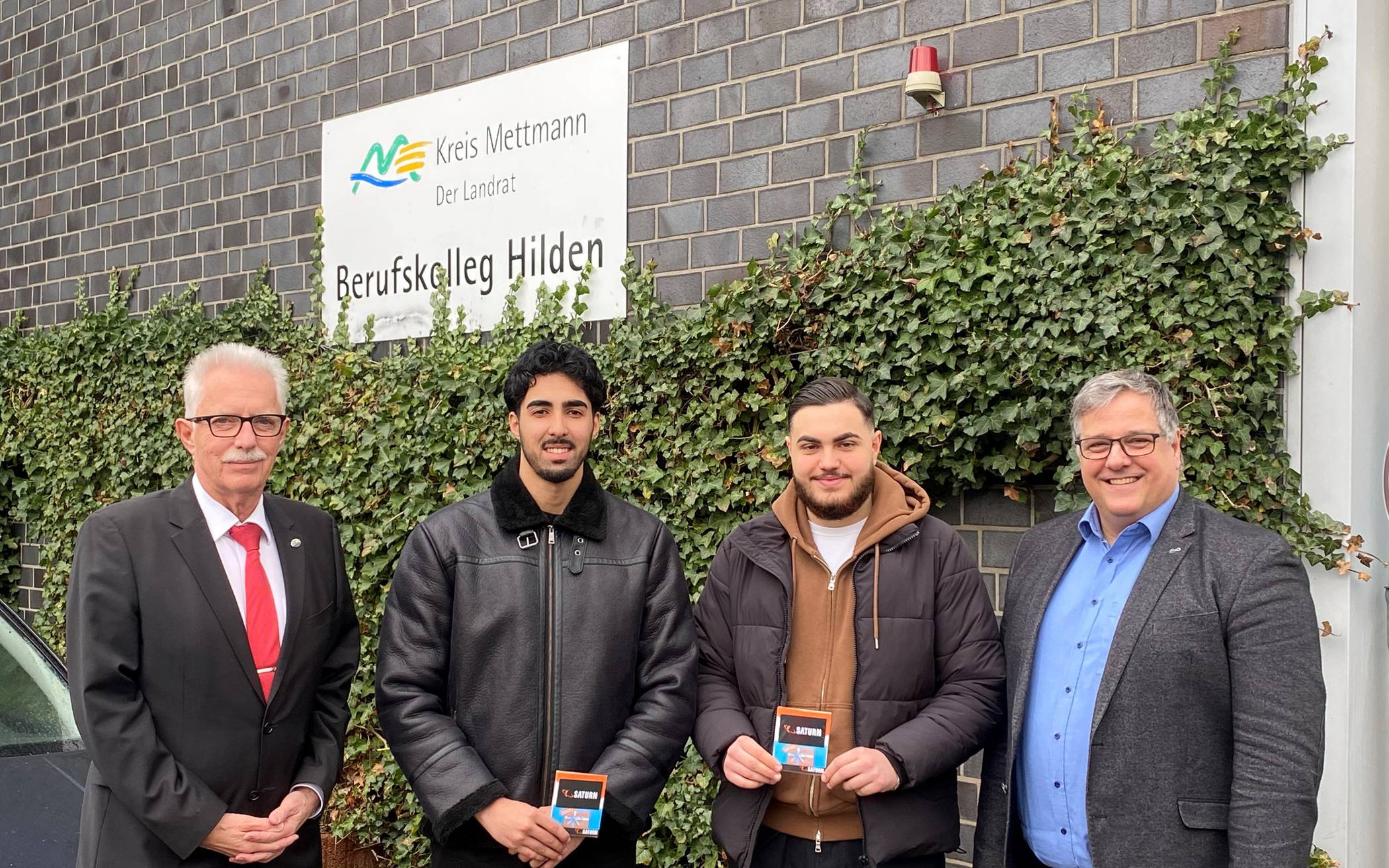  Landrat Thomas Hendele und der Schulleiter des Berufskollegs Hilden, Peter Schwafferts, bedankten sich bei zwei 19-jährigen Berufsschülern für ihr couragiertes Handeln.  