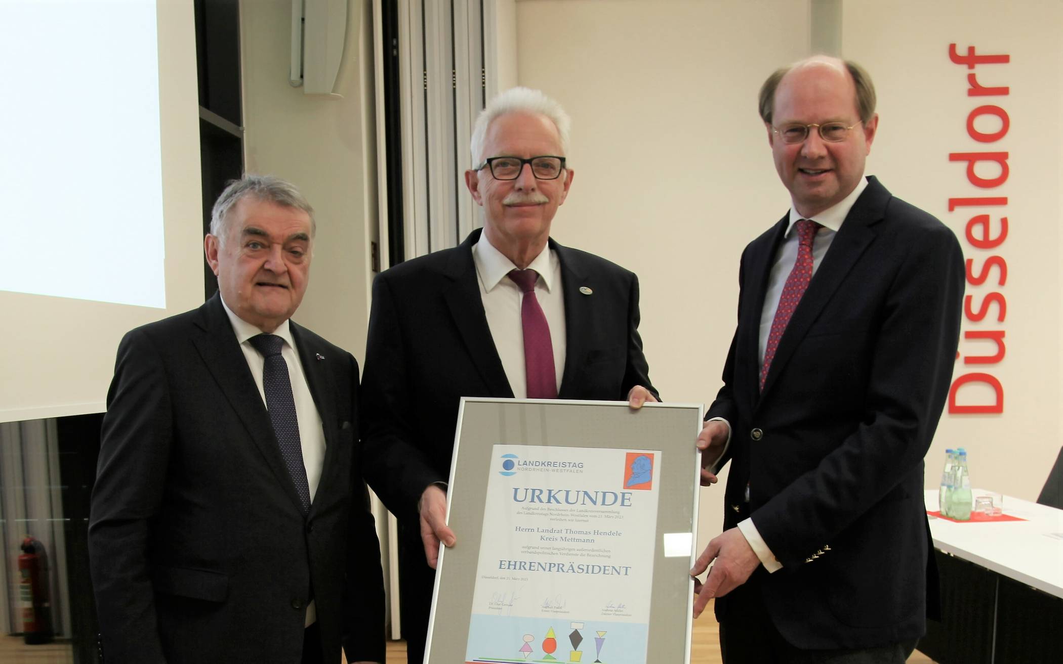  (v.li.) Innenminster Herbert Reul, Landrat Thomas Hendele und der neue Präsident des Landkreistages, Landrat Dr. Olaf Gericke. 