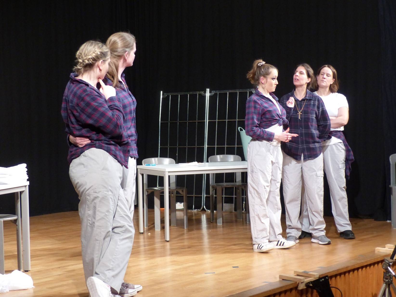  Die Schauspielerinnen der Theatergruppe „Spotlight“ in dem Stück „Mordsfrauen“. 