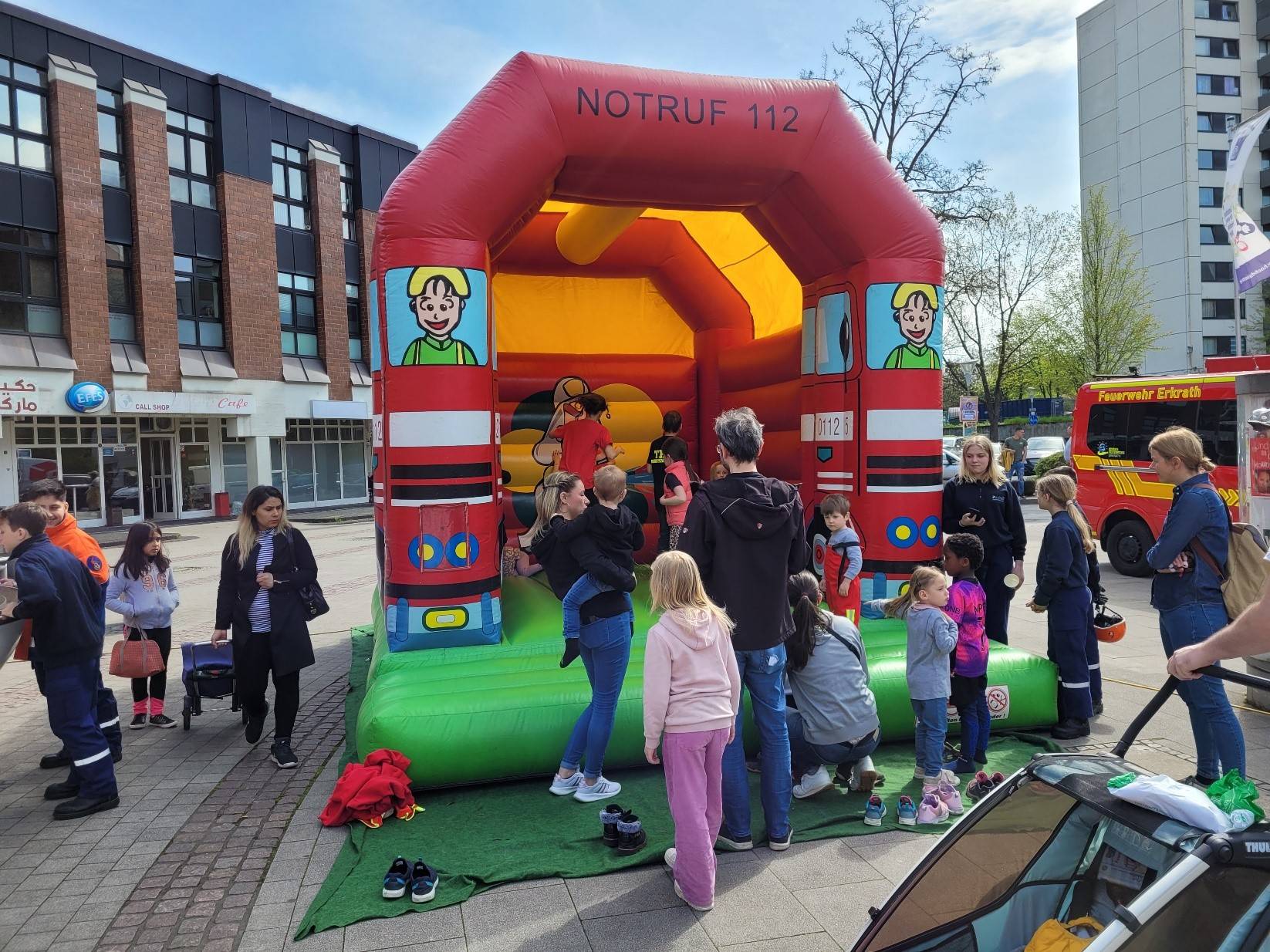 Attraktion für die Kinder – Eine Hüpfburg der...