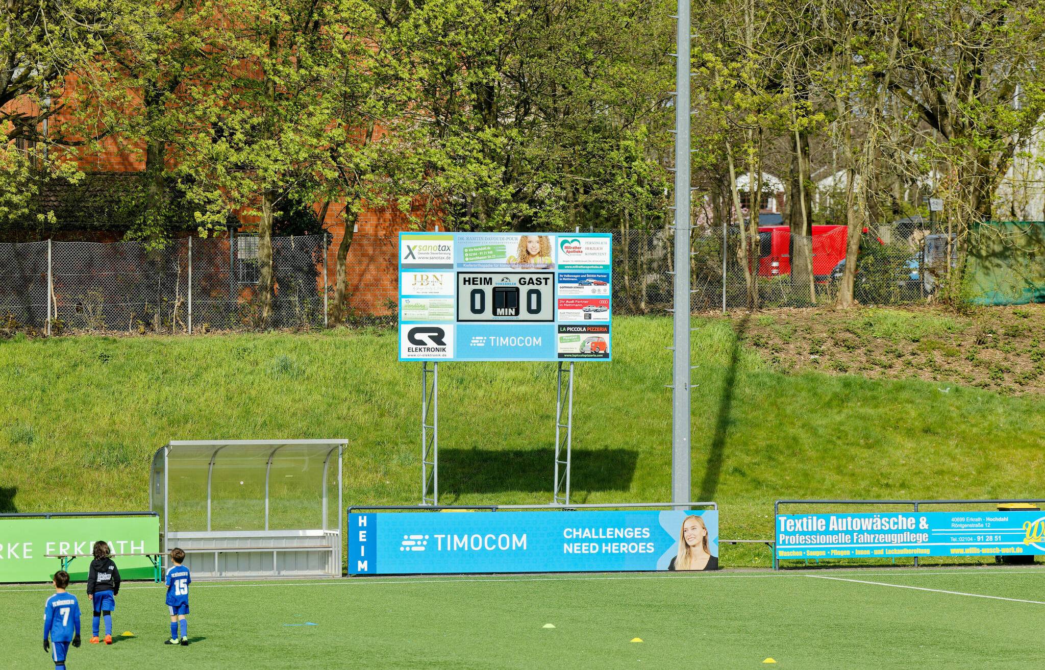 Die Torzähler-Anzeigetafel auf dem Platz des SC Rhenania Hochdahl.