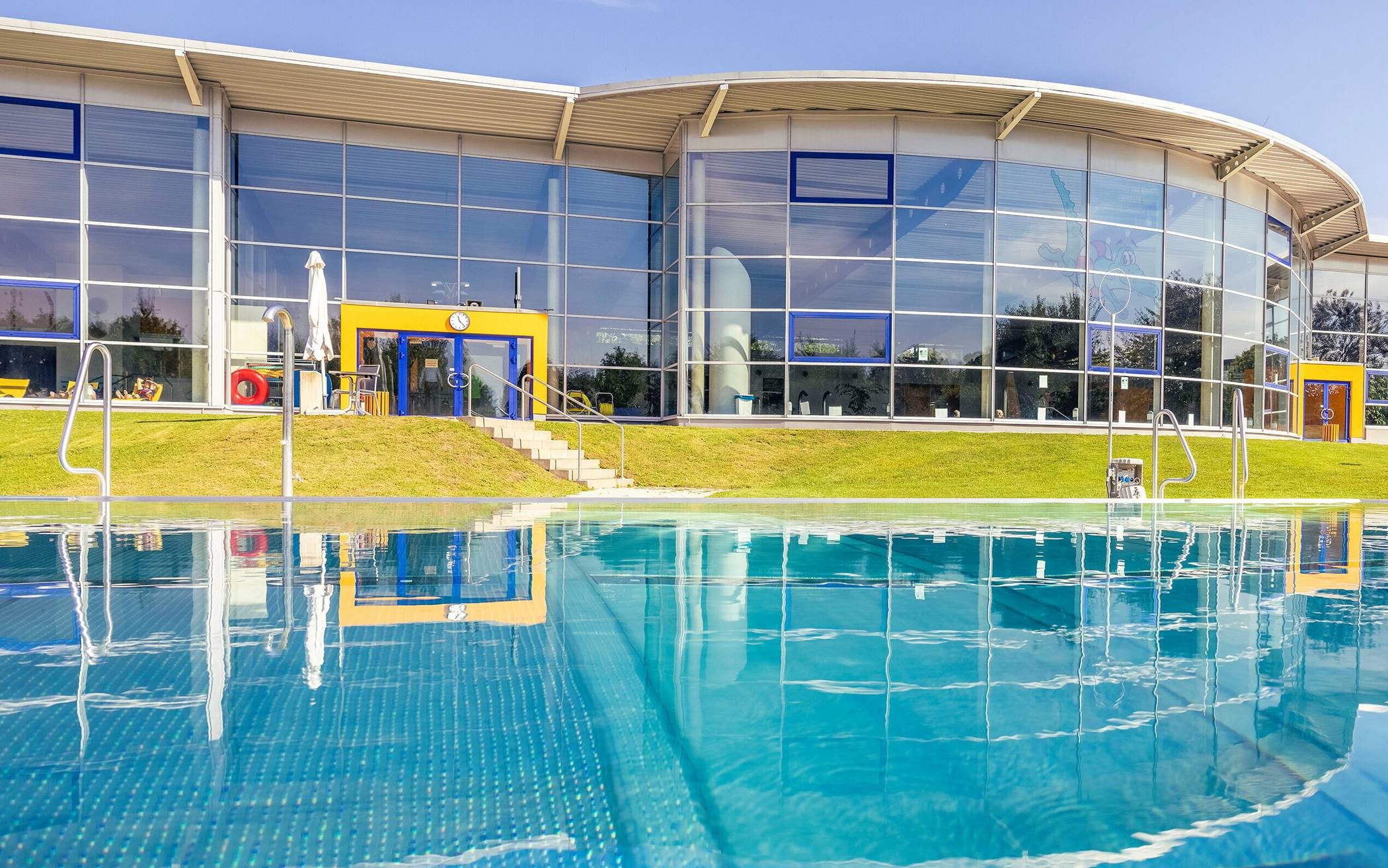  Lockendes Blau: Bei Sonnenschein schwimmt es sich draußen noch schöner als in der Halle. 