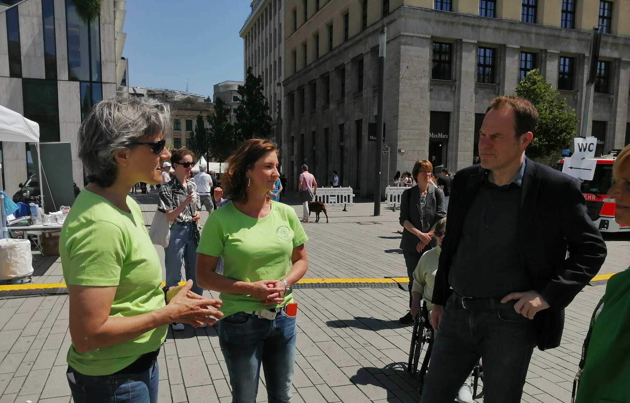 Düsseldorfs Oberbürgermeister Dr. Stephan Keller im Gespräch mit Lydia Pache, Vorsitzende von Seniorpferde aktiv mit Kindern e.V., und Ehrenamtlerin Tanja Pohl.