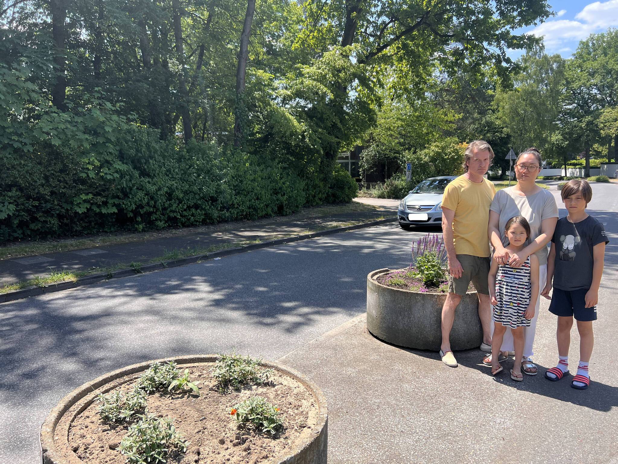 Familie Weidekamp setzt sich gemeinsam mit weiteren Anwohnern für eine Einhaltung des Tempo 30-Limits im nördlichen Teil der Sandheider Straße ein.