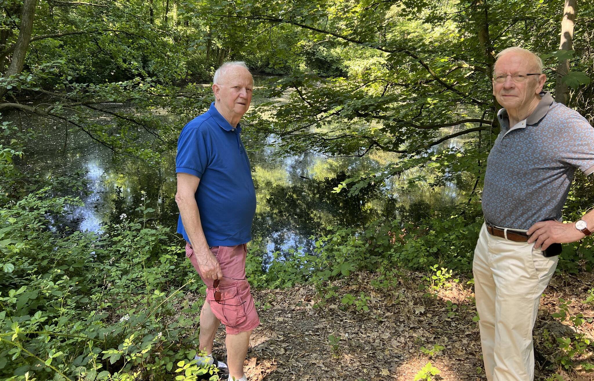  Herbert (li.) und Gottfried Bander vom Bürgerverein Hochdahl vor einem der Teiche im Hochdahler Bayer-Park, die einer Auffrischungskur bedürfen.  