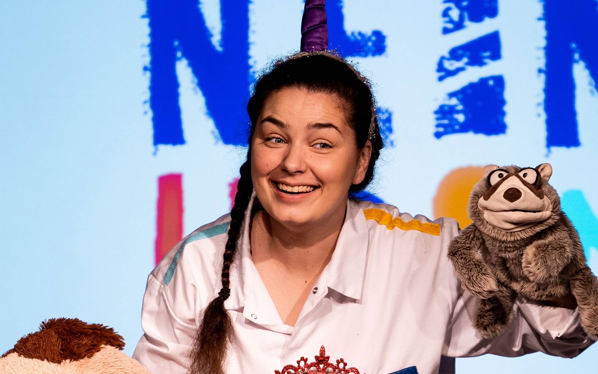  Im Rahmen der neanderland Biennale besucht das NEINhorn am 20. August die Stadthalle Erkrath. Das frech-komische Kindertheater nach einer Vorlage von Marc-Uwe Kling wird vom Duisburger Kinder- und Jugendtheater inszeniert.  