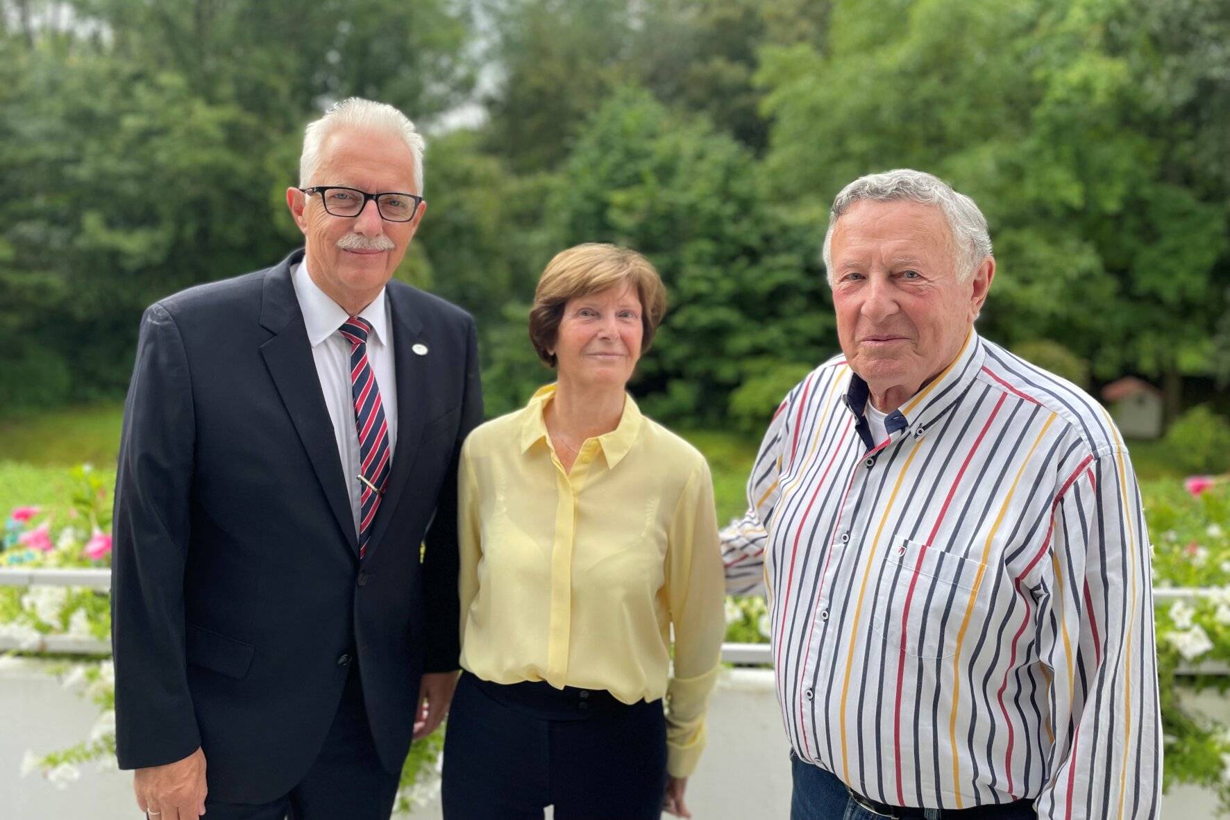  Landrat Thomas Hendele (l.) und der stellvertretende Bürgermeister Marc Göckeritz gratulieren dem Erkrather Ehepaar Ingrid (Mitte) und August (r.) Liedtke zum 65. Hochzeitstag. 