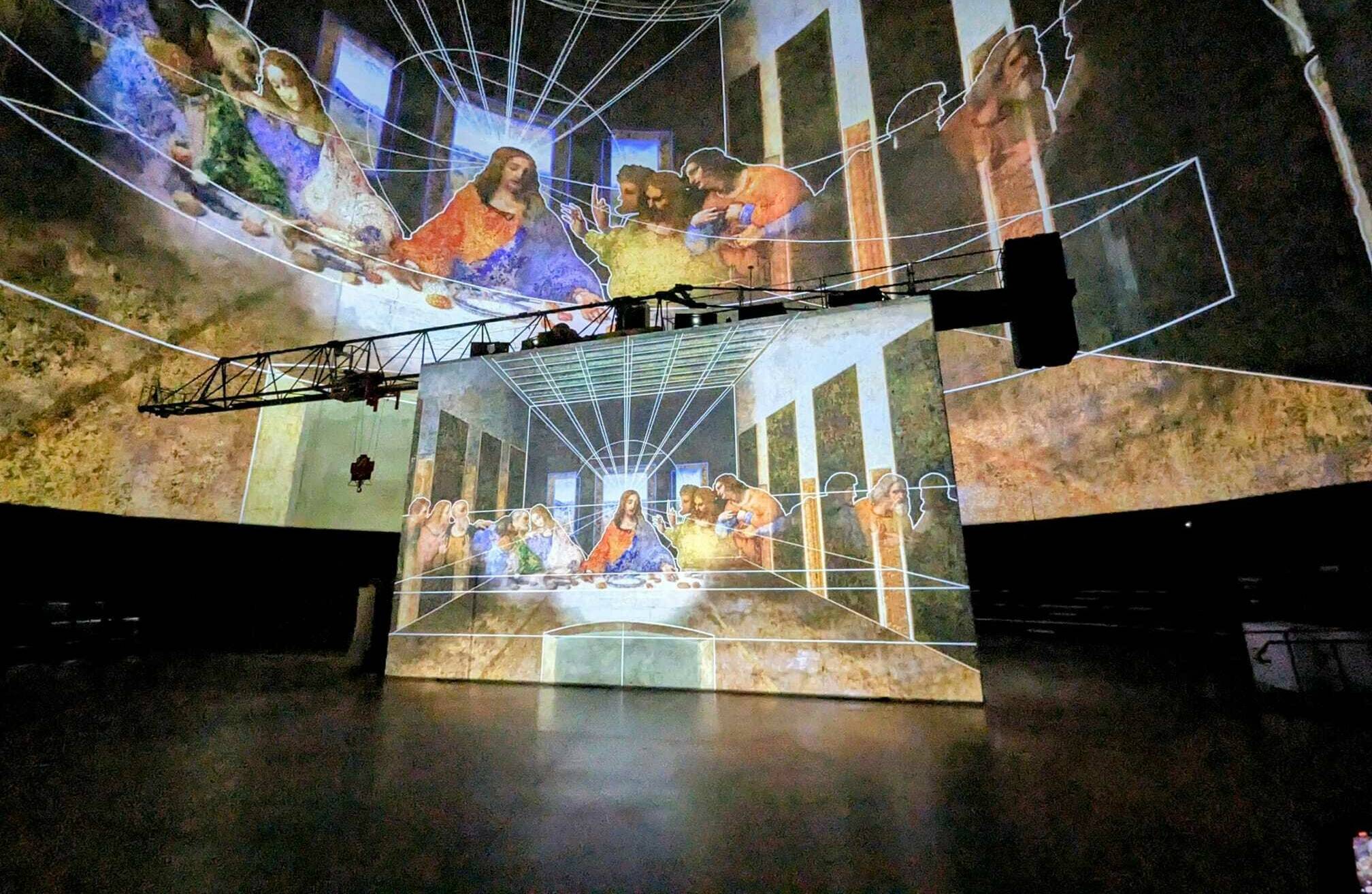  Die immersive Ausstellung in der fünften Etage des Wuppertaler Gaskessel: Auf die runden Innenwände und einem Würfel in der Mitte des Raumes strahlten Projektoren aus allen Ecken des Raumes bewegte Motive. 