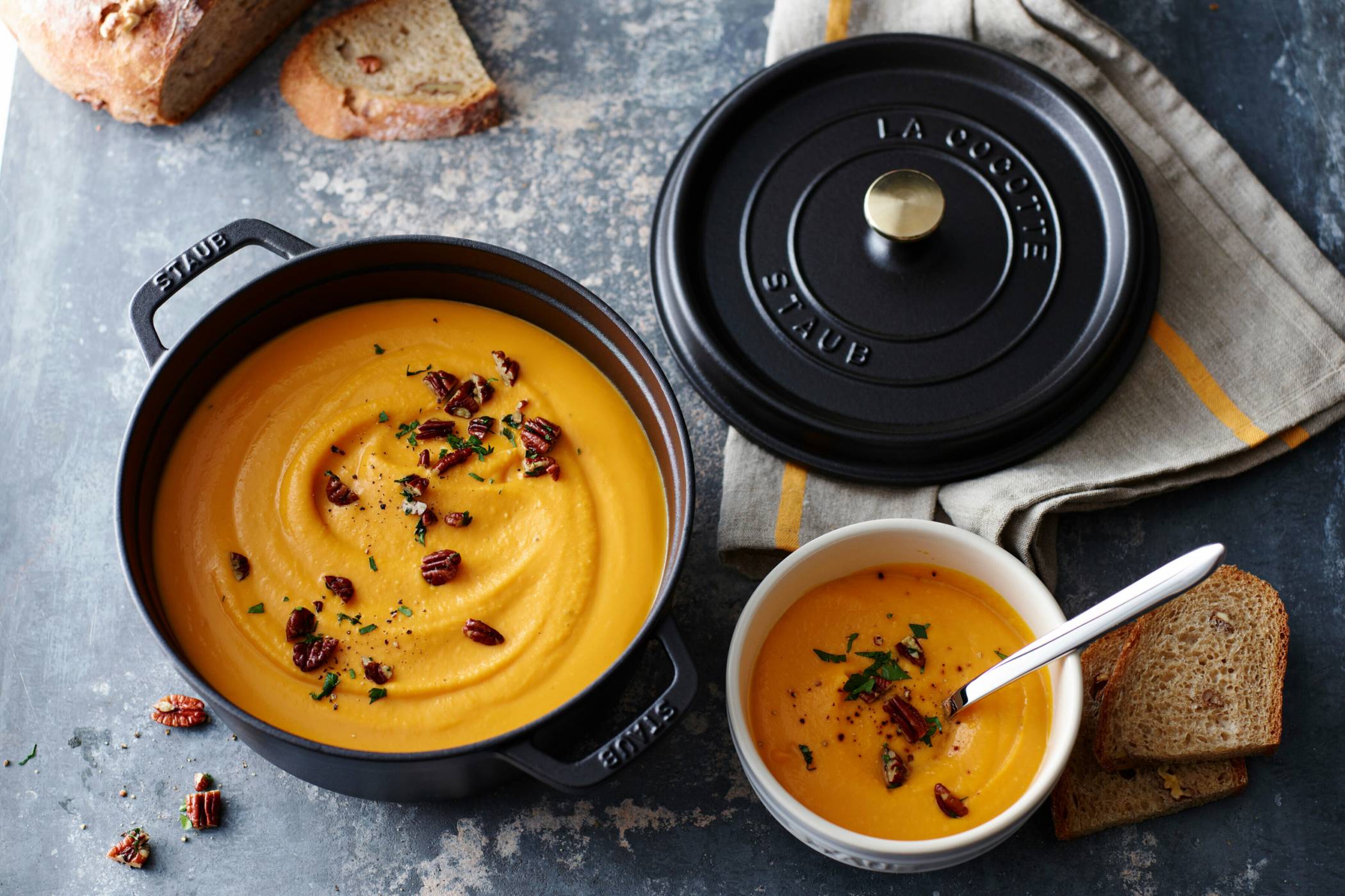  Mit einer cremigen Kürbissuppe läuten viele den Herbst ein. 