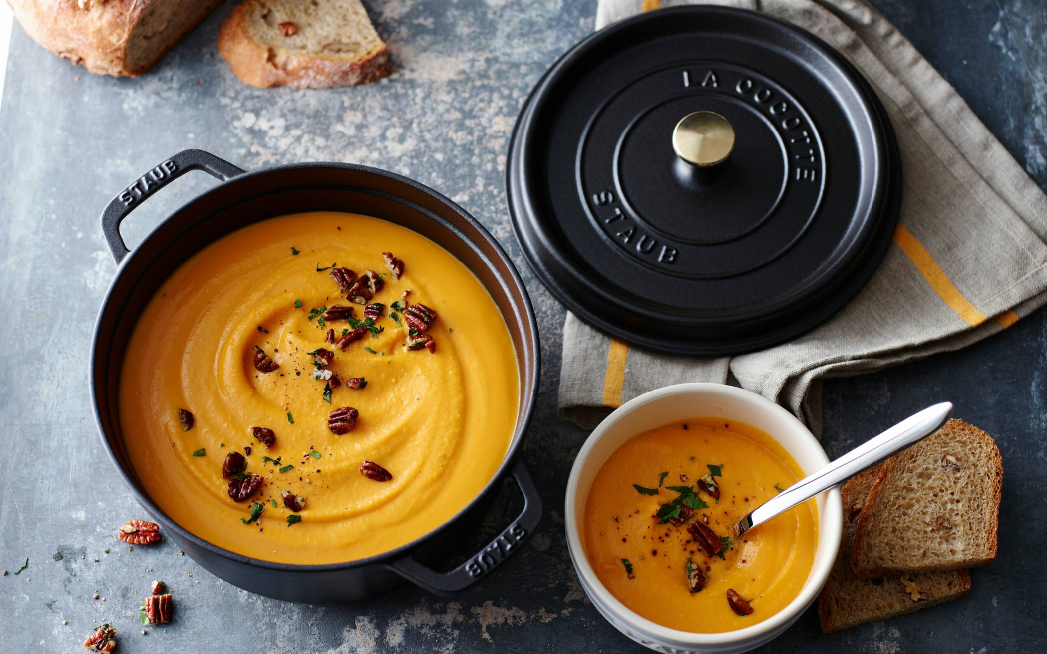  Mit einer cremigen Kürbissuppe läuten viele den Herbst ein. 