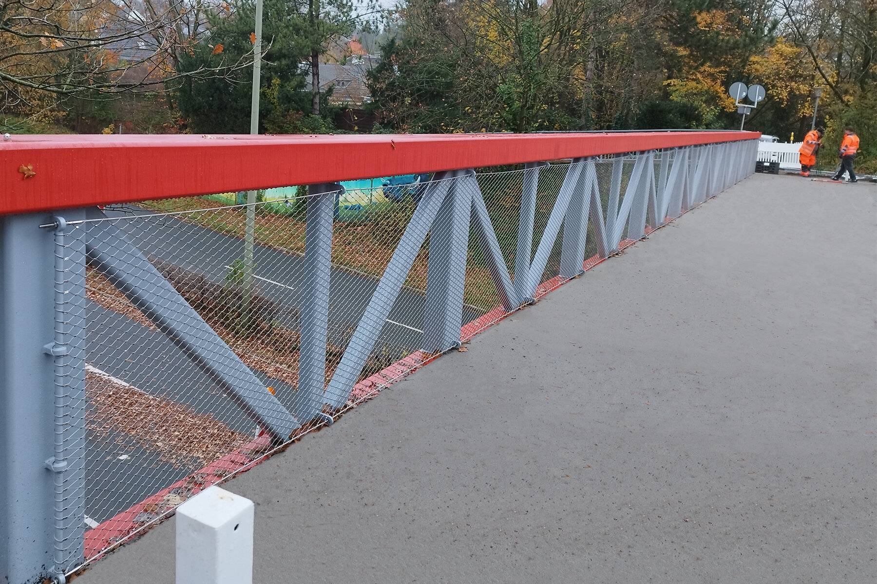 Sicherheitsstahlnetze sind eingebaut: Fußgängerbrücke über die Haaner Straße ist freigegeben