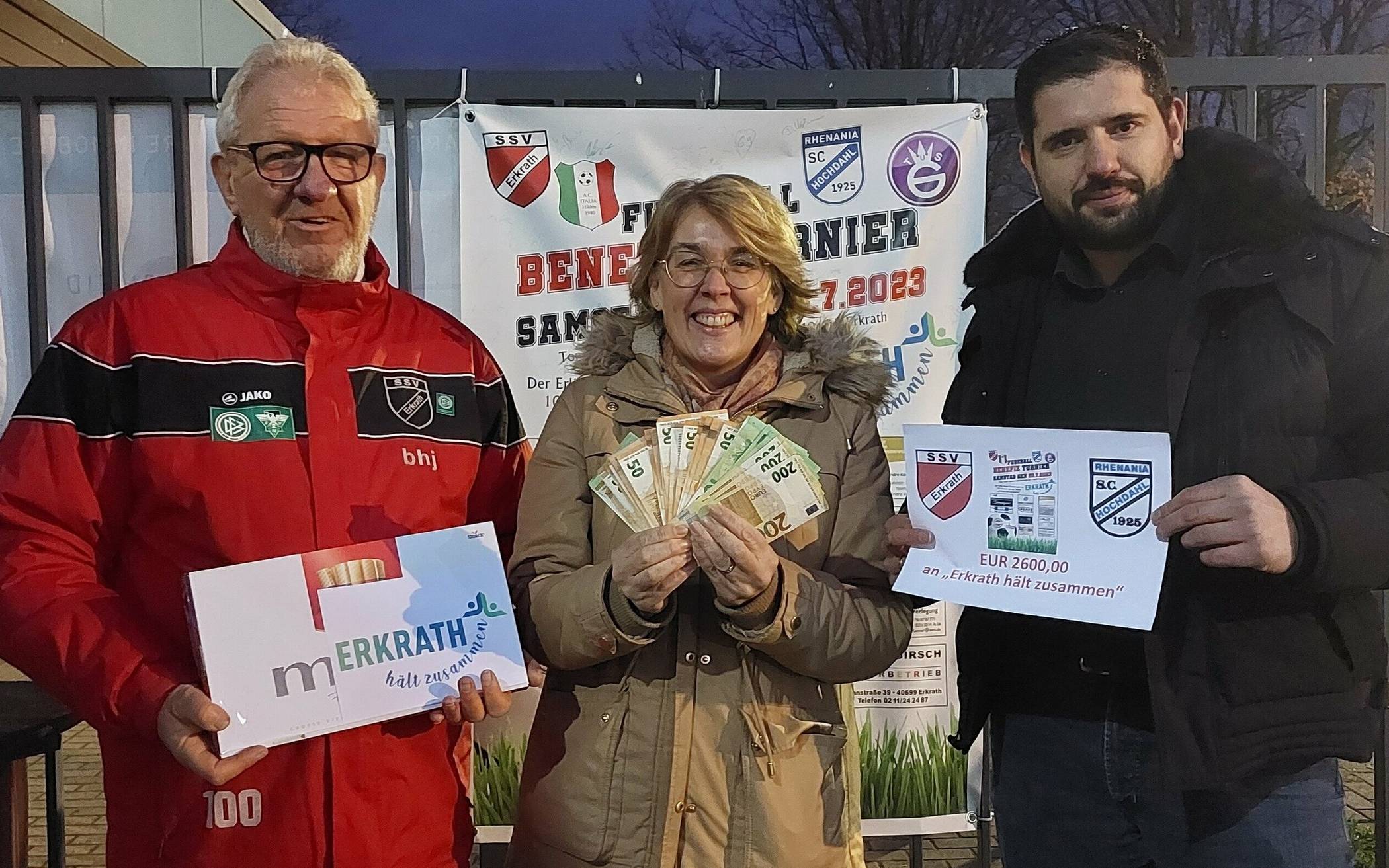  Spendenübergabe an Erkrath hält zusammen: (v.li.) Holger Johan (SSV Erkrath), Stefanie Perkuhn (Vorsitzende des Vereins „Erkrath hält zusammen“) und Charif Ben Lusfar (Geschäftsführer von SC Rhenania Hochdahl). 