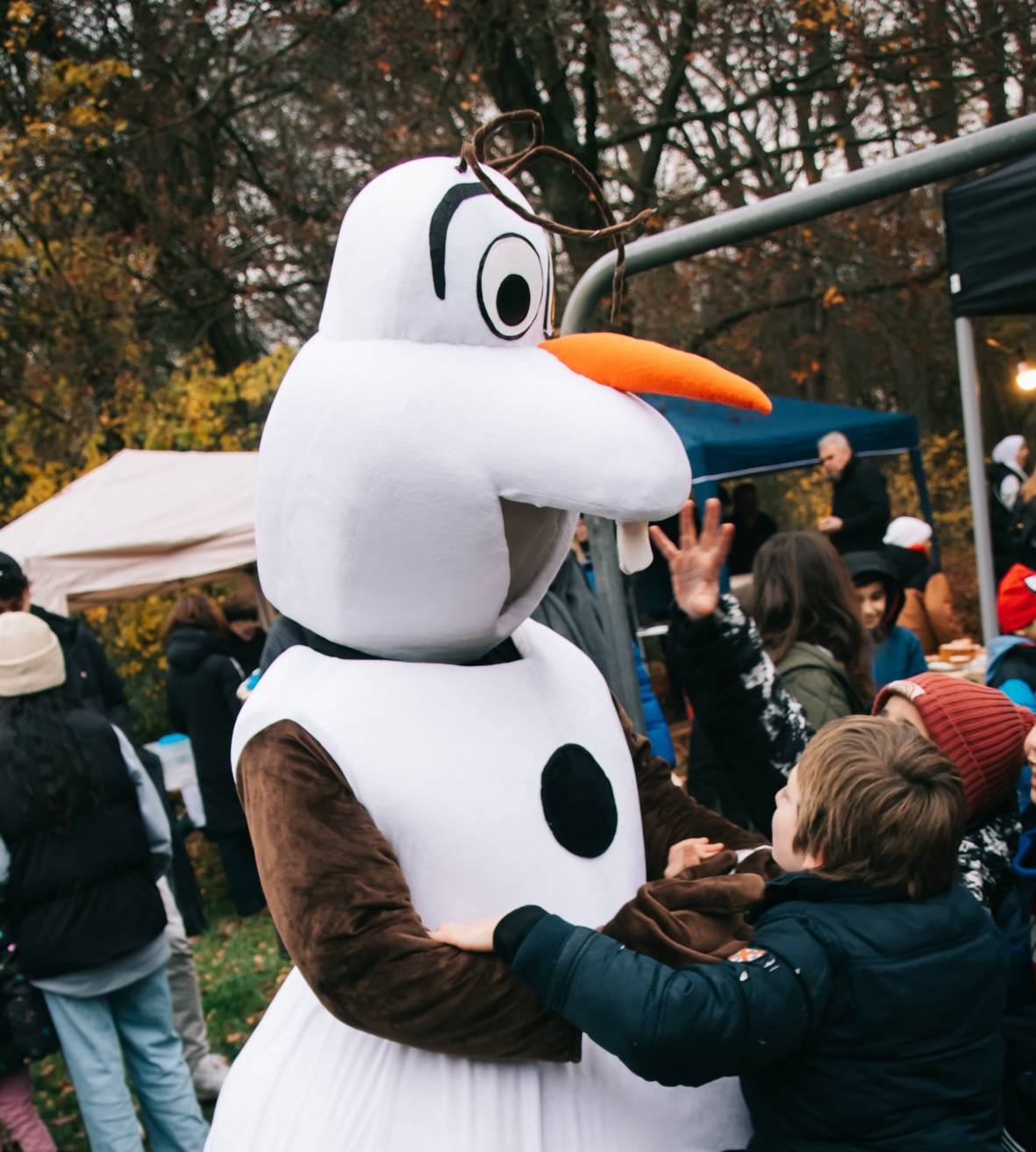 Weihnachtsfest des Vereins "füreinander e.V." in der Sandheide:  Ein besonderes Highlight für die Kinder war der Besuch von Olaf, dem Schneemann aus dem Film „Frozen“.