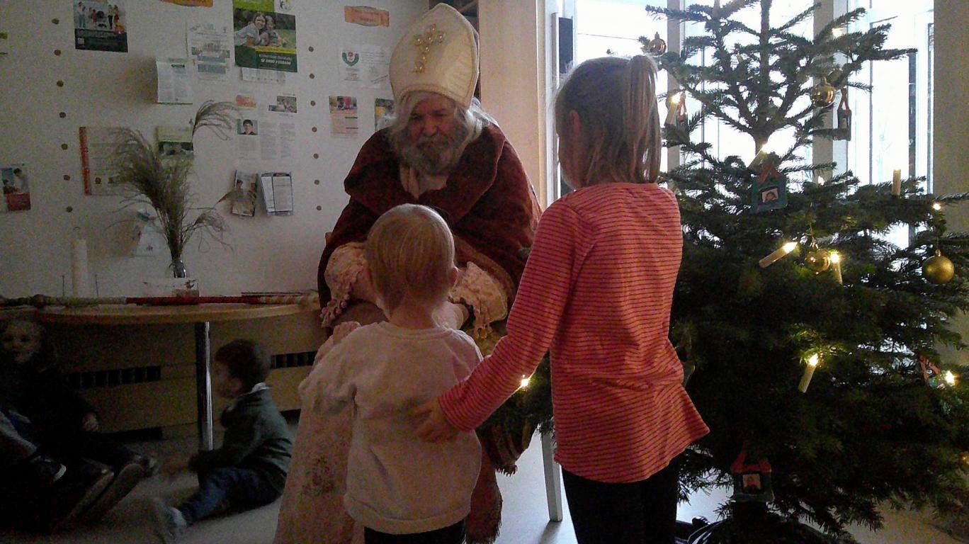  Gespannt warteten die Kinder auf den Nikolaus. 