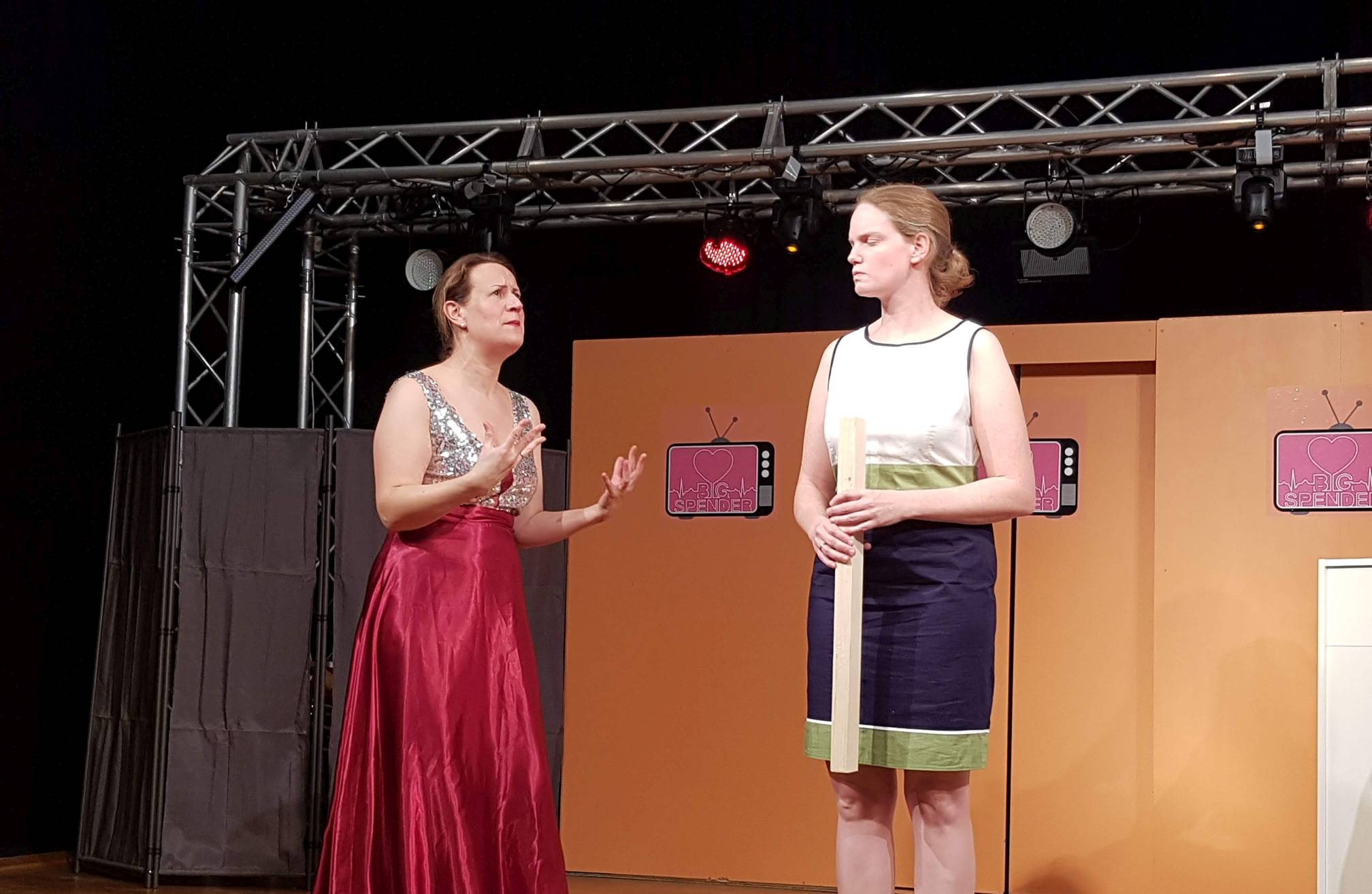  Szenenfoto: Moderatorin Fiona Norden (Bianca Koschel, li.) treibt ihre Spielchen mit der Kandidatin Martha Braun (Karola Fritzsch). 