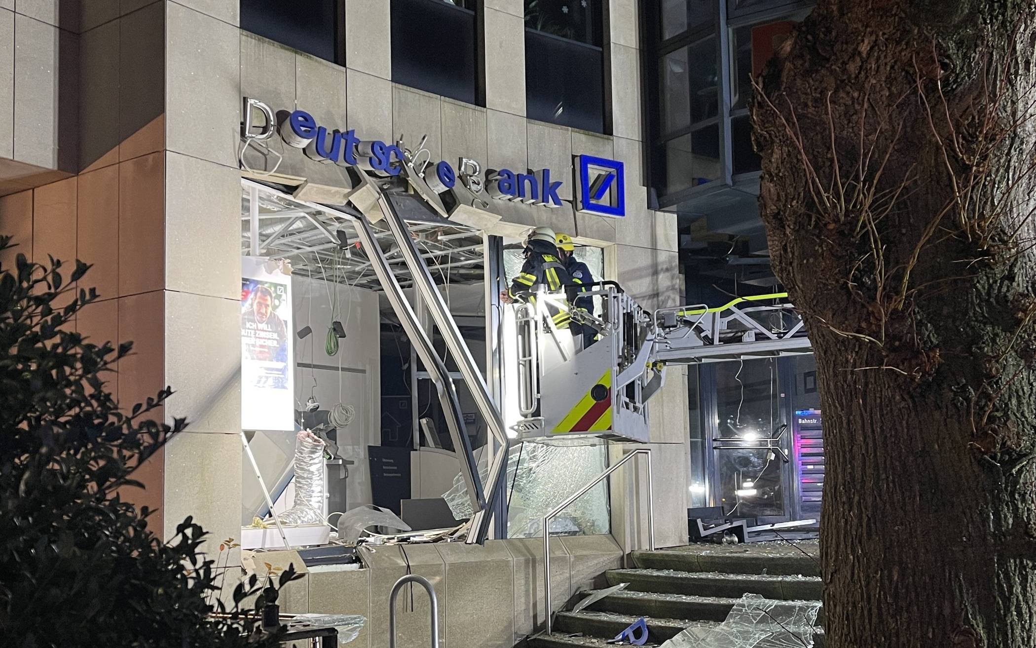  Der zerstörte Schalterraum einer Bank auf der Bahnstraße. 