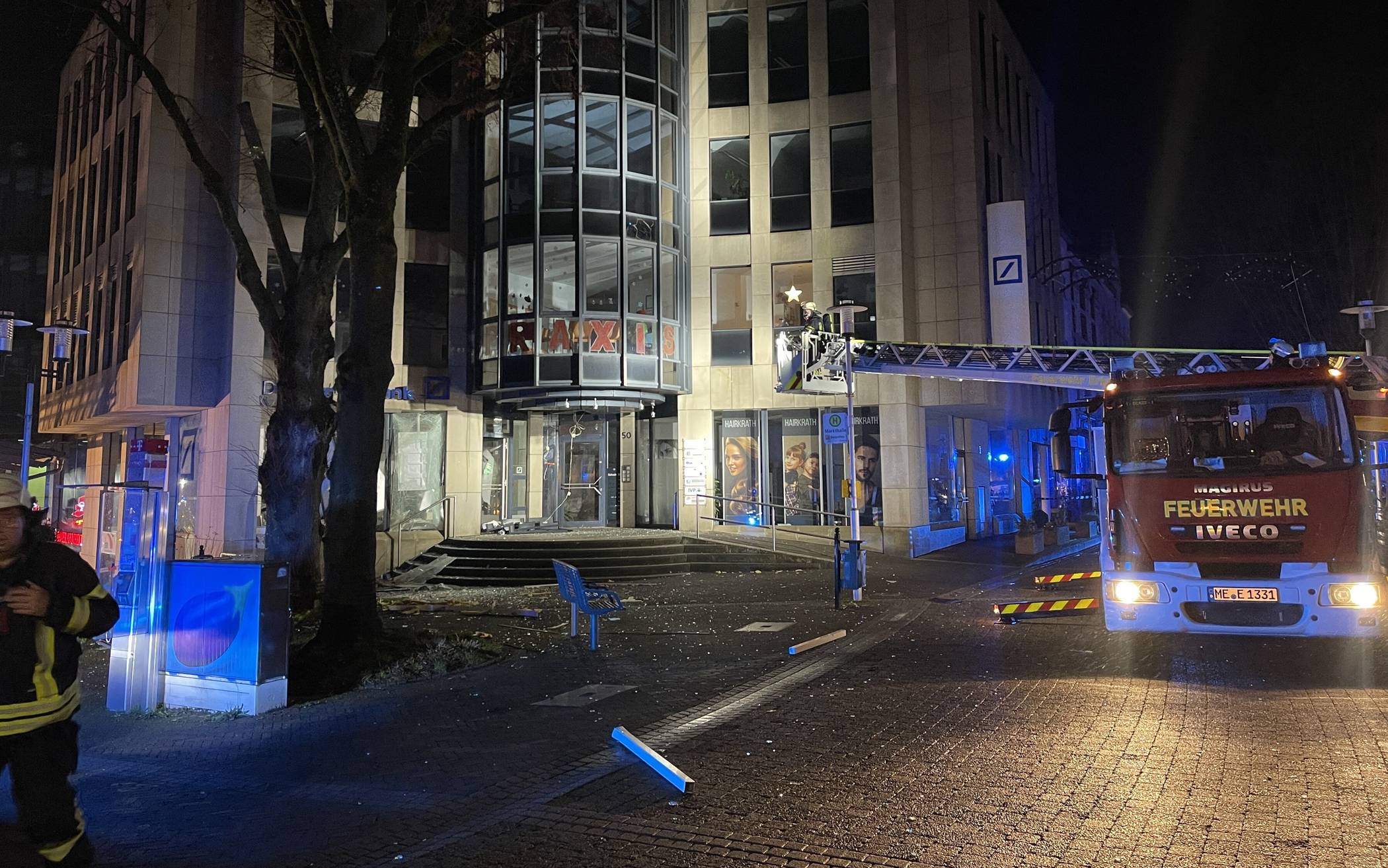 Die Feuerwehr Erkrath rückte heute Morgen in der Bahnstraße an: Ein Geldautomat war zuvor gesprengt worden.