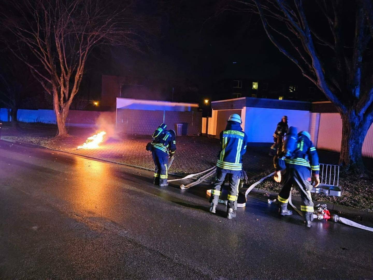 Die Feuerwehr musste zu mehreren Bränden in der Silvesternacht ausrücken.