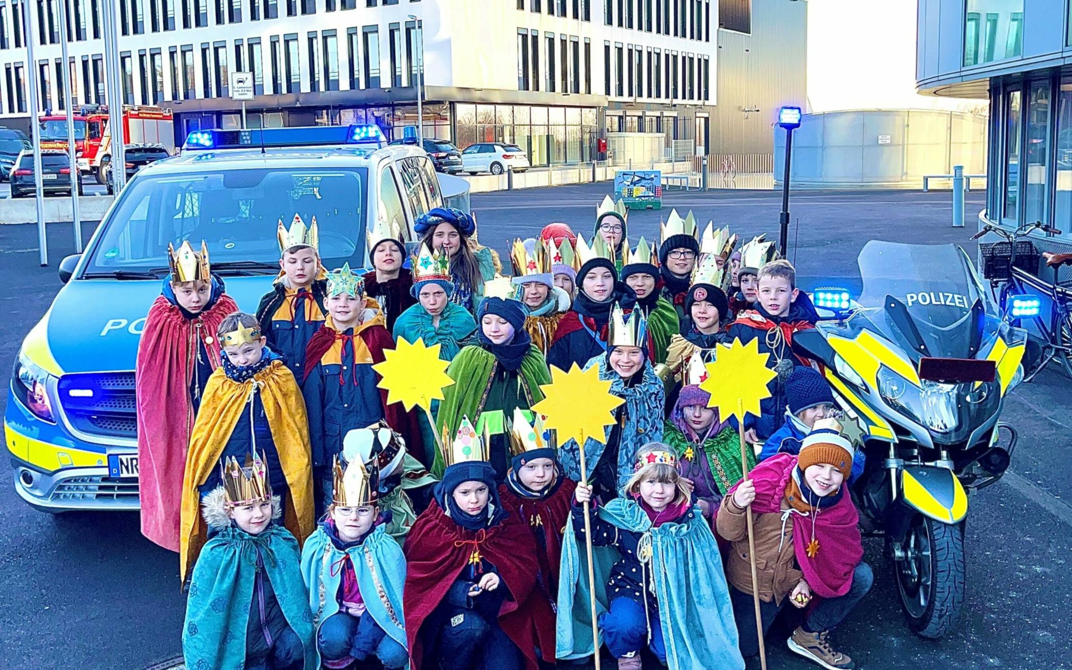 Rund 30 Sternsinger statteten der Polizei in Mettmann einen Besuch ab.