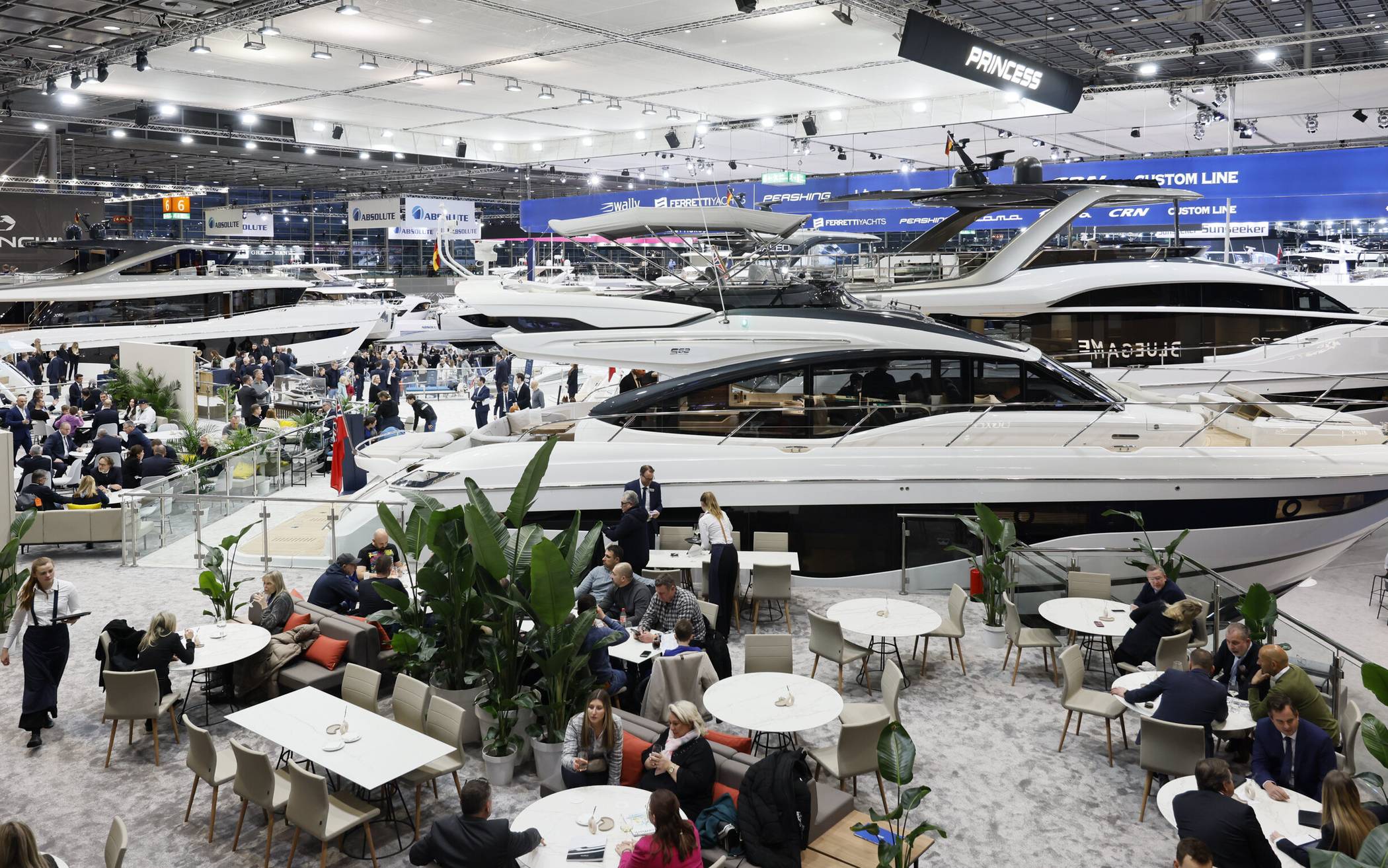 Das luxuriöse Highlight der boot präsentiert sich in der Halle 6. Hier treten die schnittigen Schönheiten der Luxuswerften zum Wettstreit an. – Die boot Düsseldorf ist seit 54 Jahren der Heimathafen und der Motor für den internationalen Wassersport.