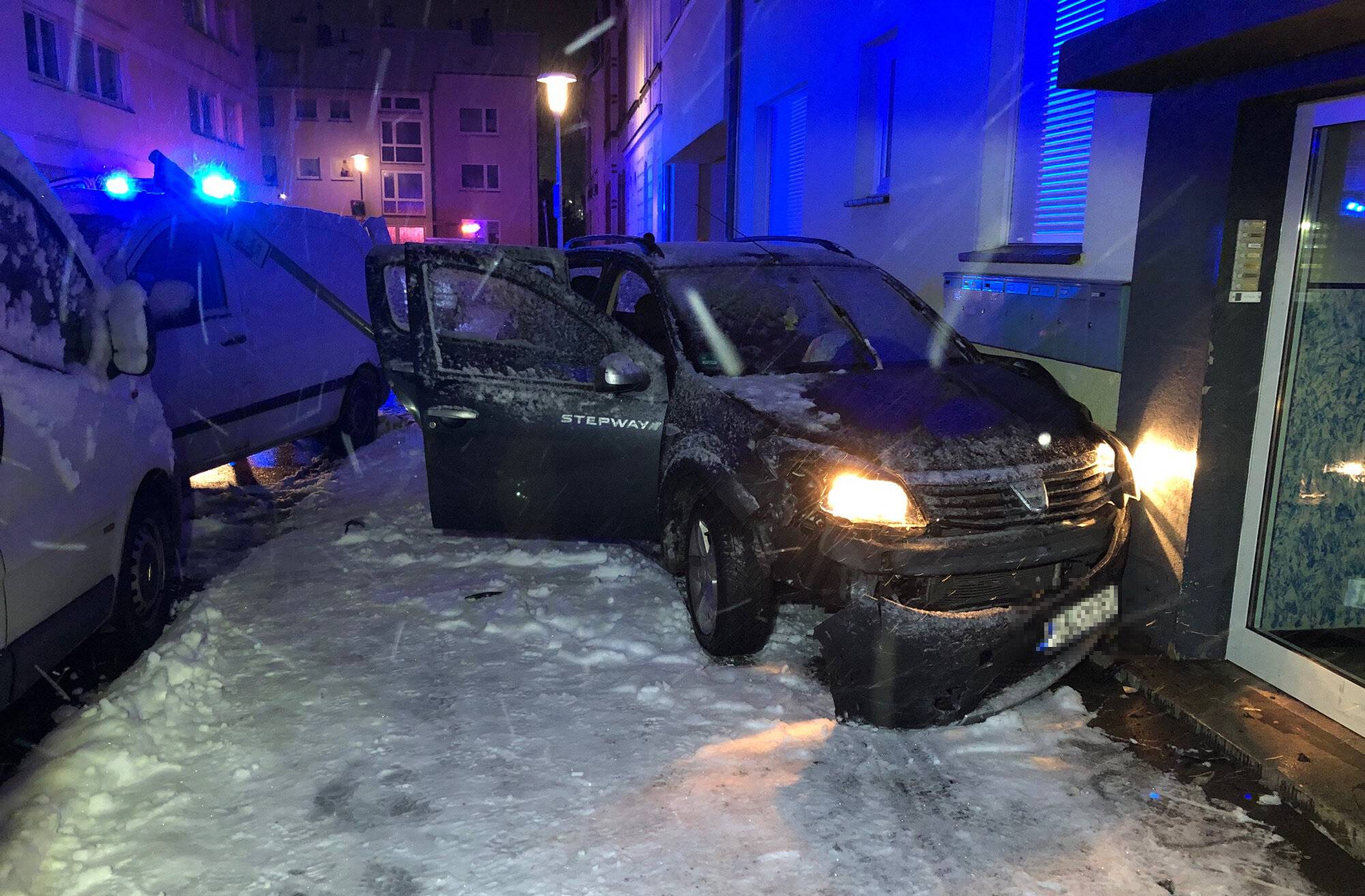  In Hilden kam es zu einem Unfall, bei dem eine Frau die Kontrolle über ihren Dacia verlor und gegen eine Hauswand prallte. 
