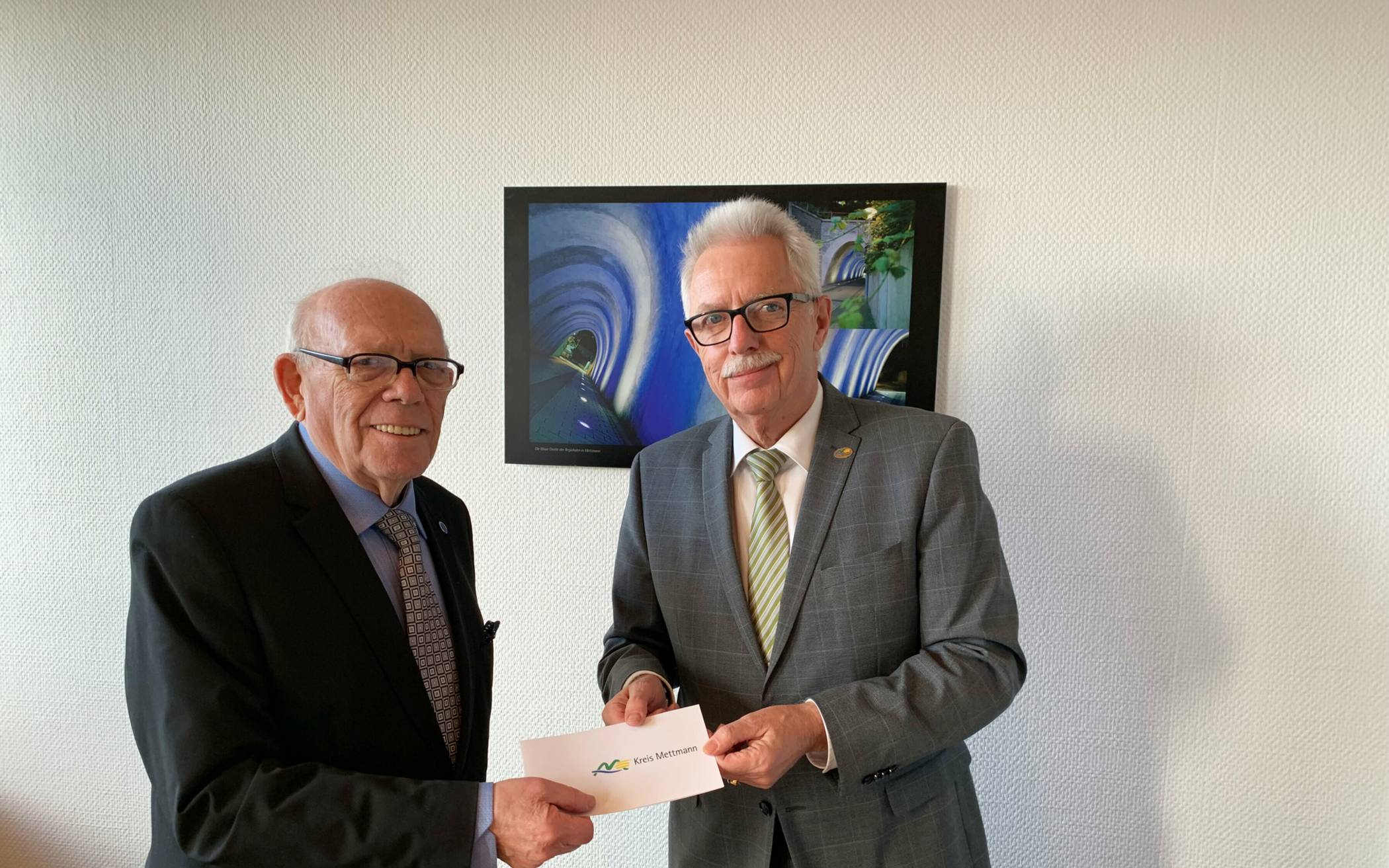 Vadym Fridman, Vorsitzender des jüdischen Kulturvereins „Schalom“ Ratingen, erhält den Scheck in Höhe von 500 Euro von Landrat Thomas Hendele.