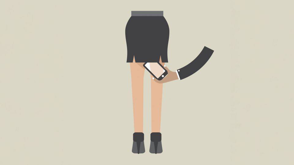  Symbolbild: Ein Mann hatte am Freitagabend, 2. Februar, versucht, eine Frau in einer Umkleidekabine zu filmen. Die Polizei leitete ein Ermittlungsverfahren wegen „upskirting" ein. 