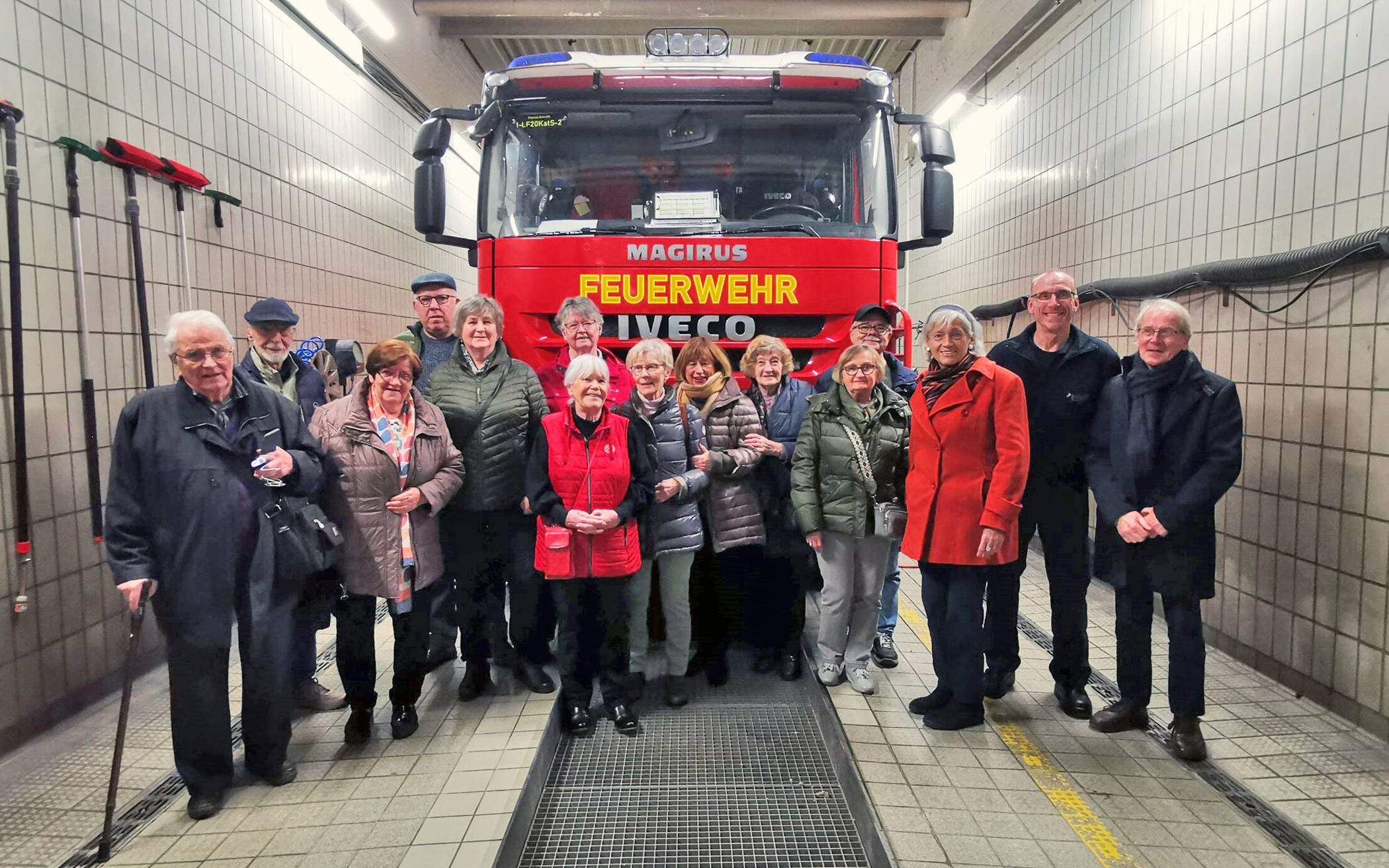  Feuerwehr-Chef Guido Vogt (2.v.r.) begrüßte die Seniorinnen und Senioren auf der Feuerwehrwache. 